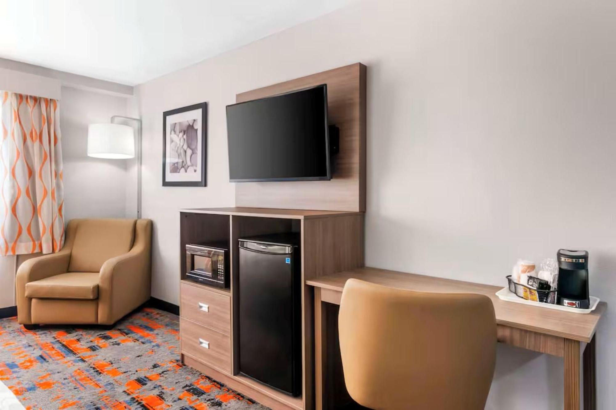 Queen Room with Two Queen Beds - Accessible/Non-Smoking  - Photo 2