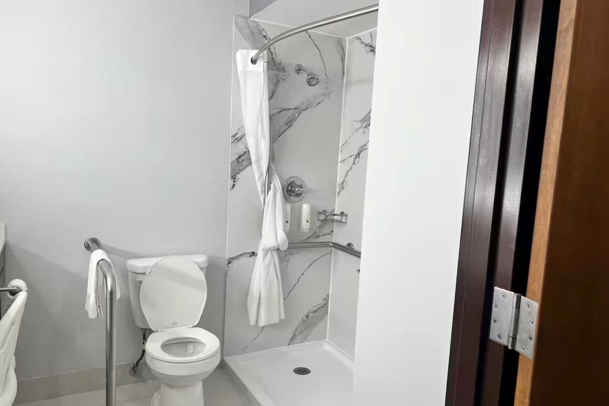 Queen Room with Two Queen Beds - Accessible/Non-Smoking  - Photo 3