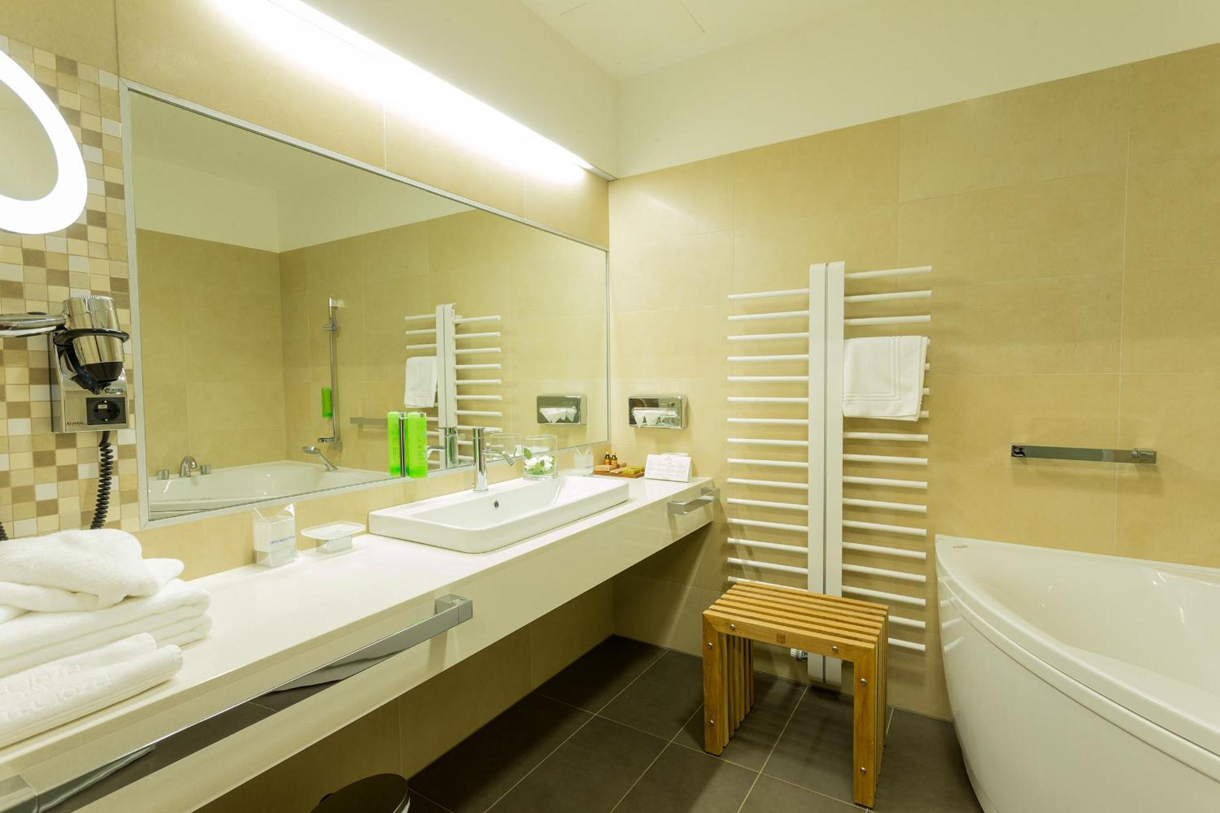 Suite - Photo 3