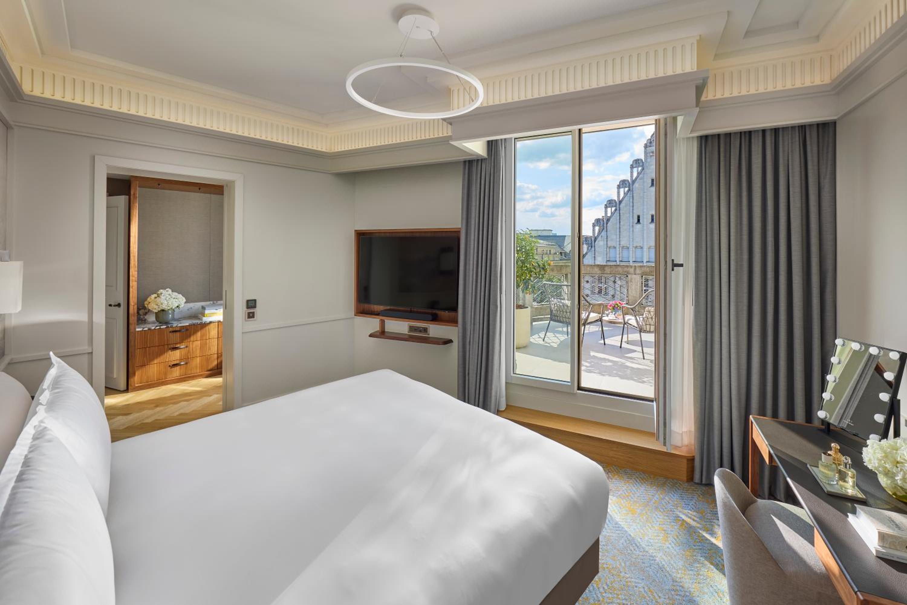 Mandarin Rooftop Suite thumbnail 5