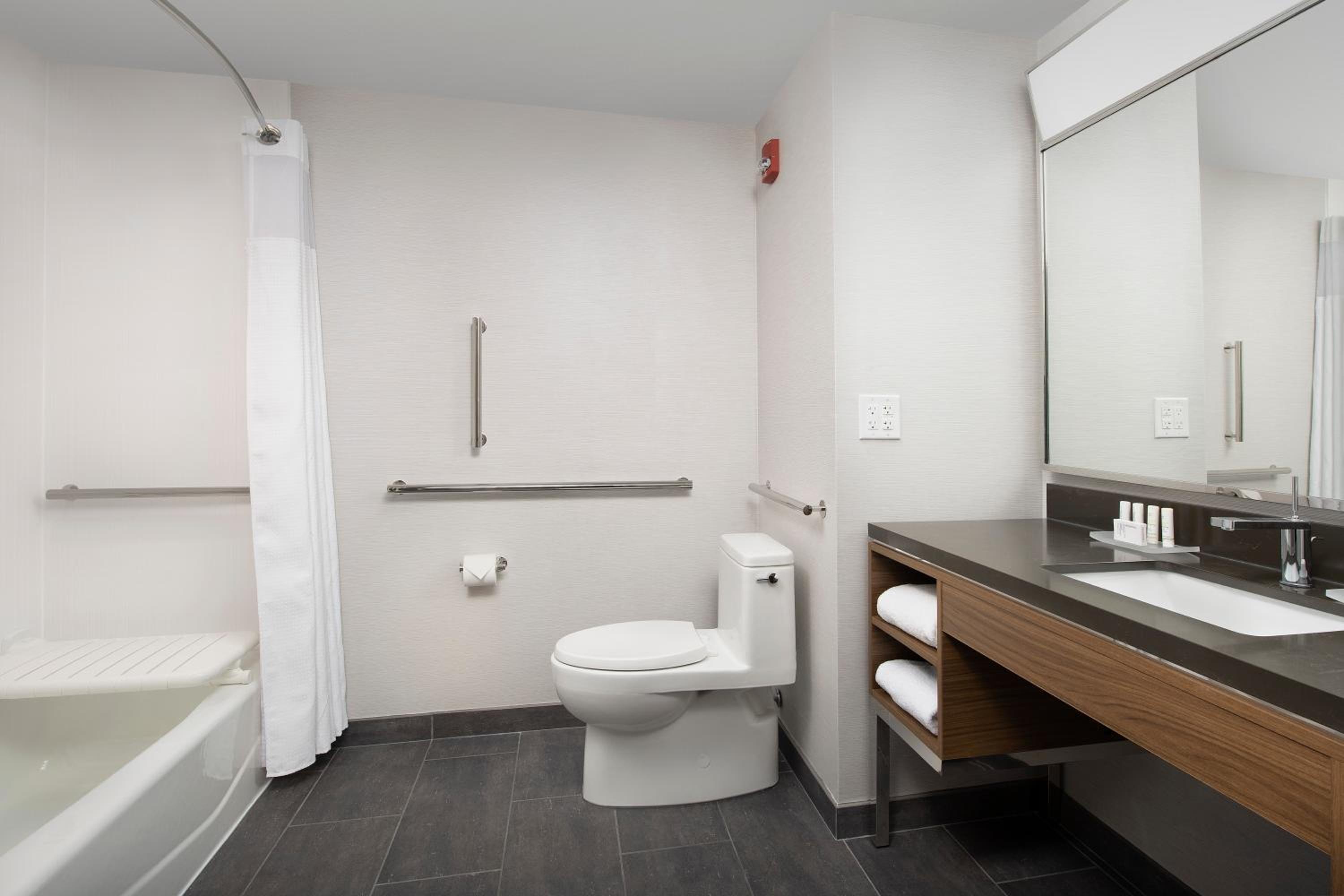 Queen Room with Two Queen Beds and Bathtub - Mobility Access - Photo 6