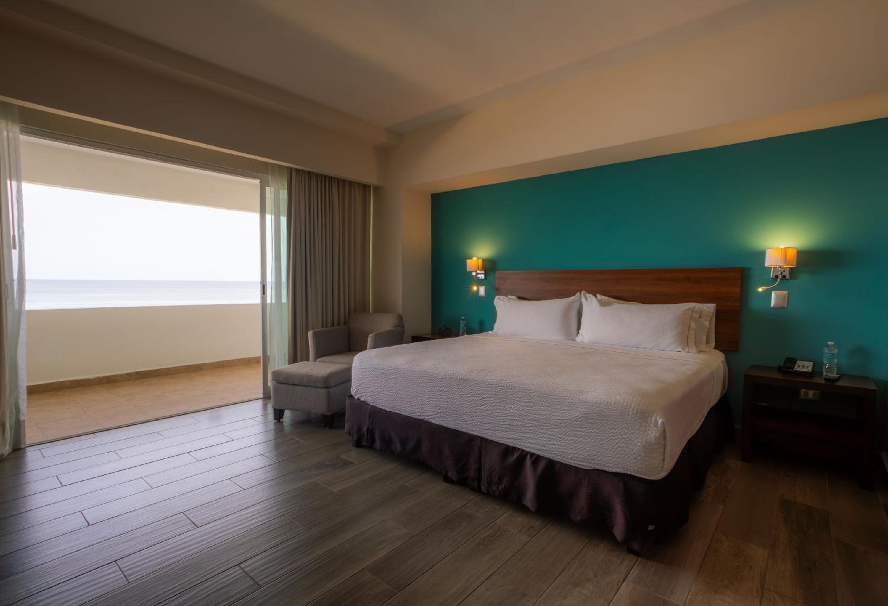 Deluxe King Suite photo 1