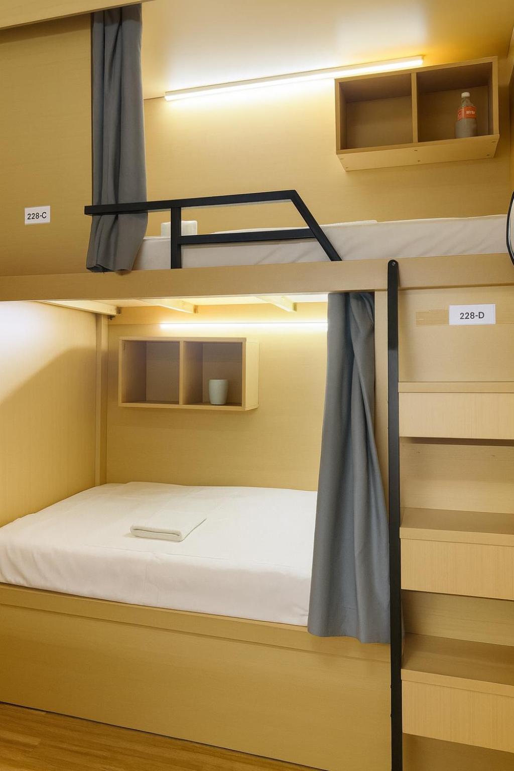 4 Pax , Window Room