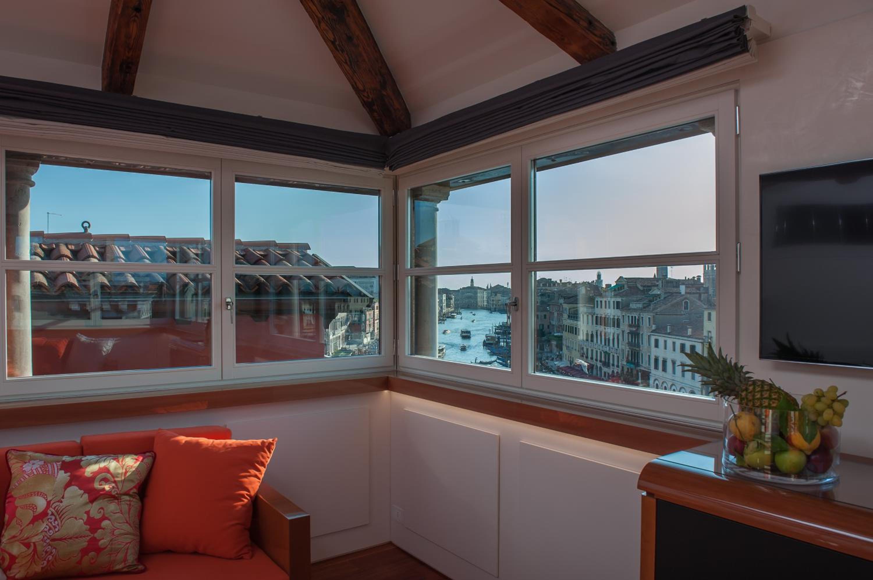 Luxury One-Bedroom Apartment with View  - no smoking thumbnail 6