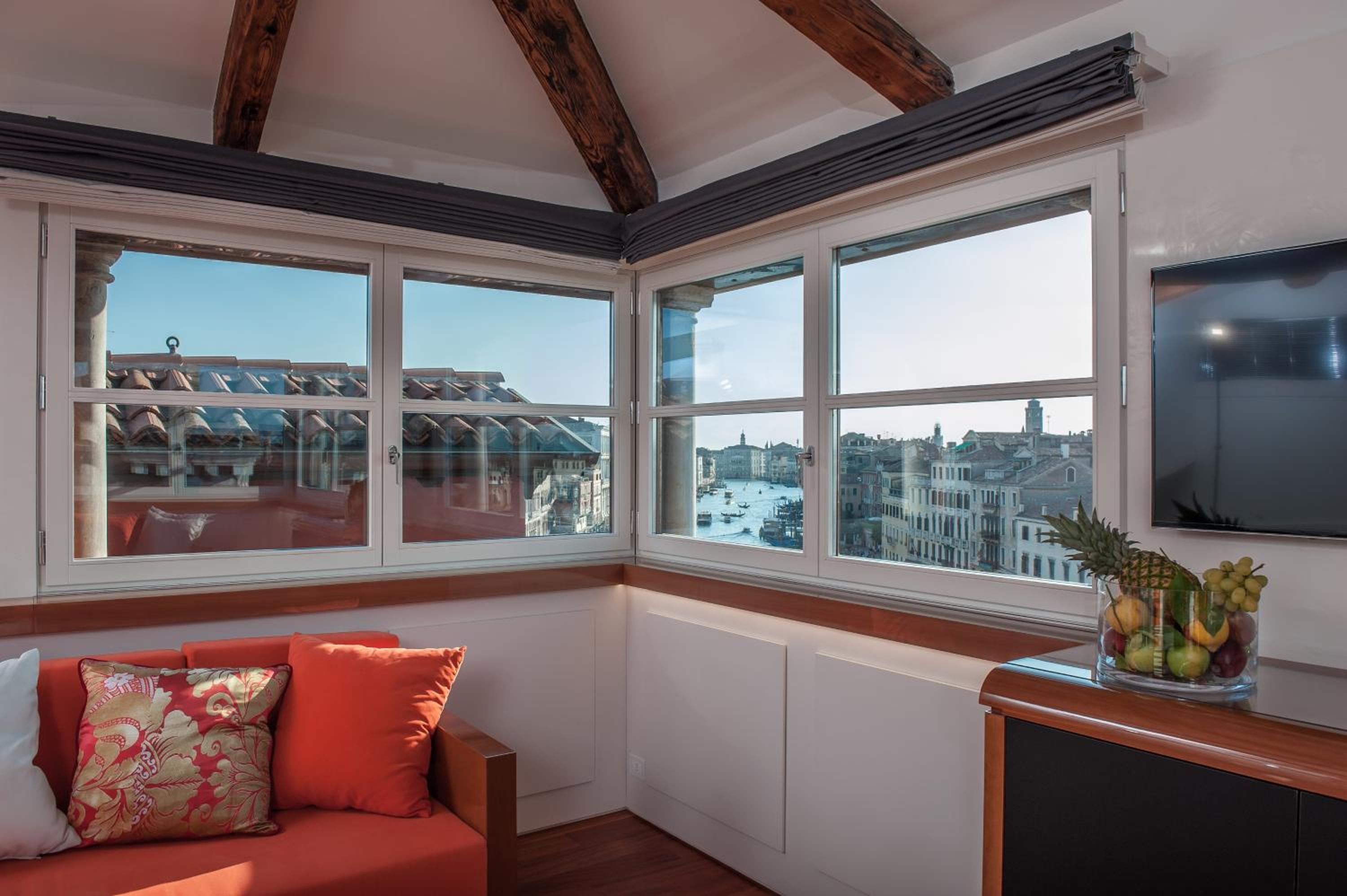 Luxury One-Bedroom Apartment with View  - no smoking thumbnail 5