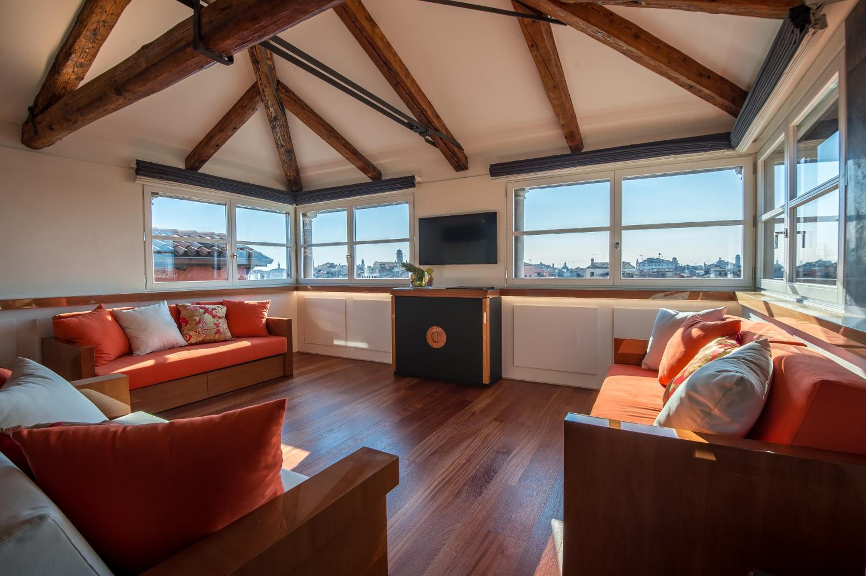 Luxury One-Bedroom Apartment with View  - no smoking
