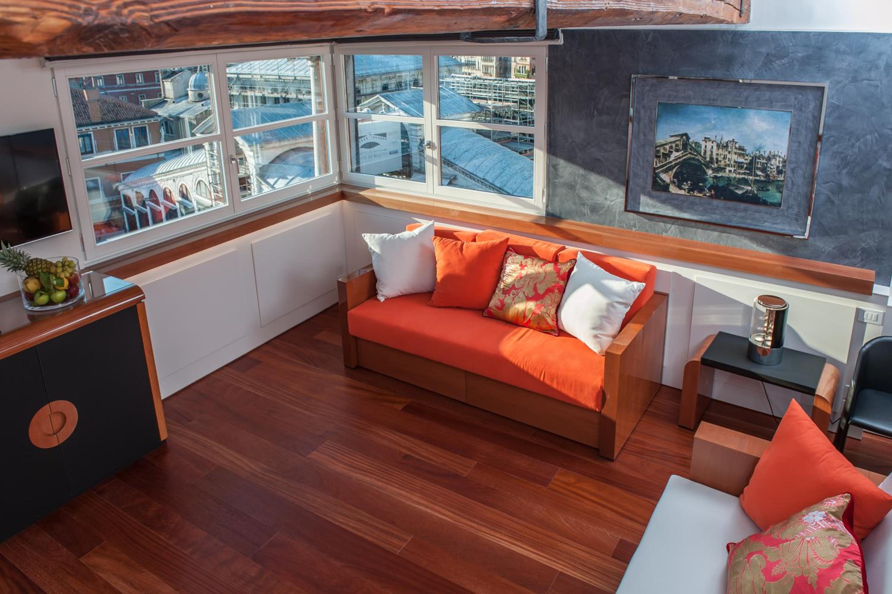 Luxury One-Bedroom Apartment with View  - no smoking