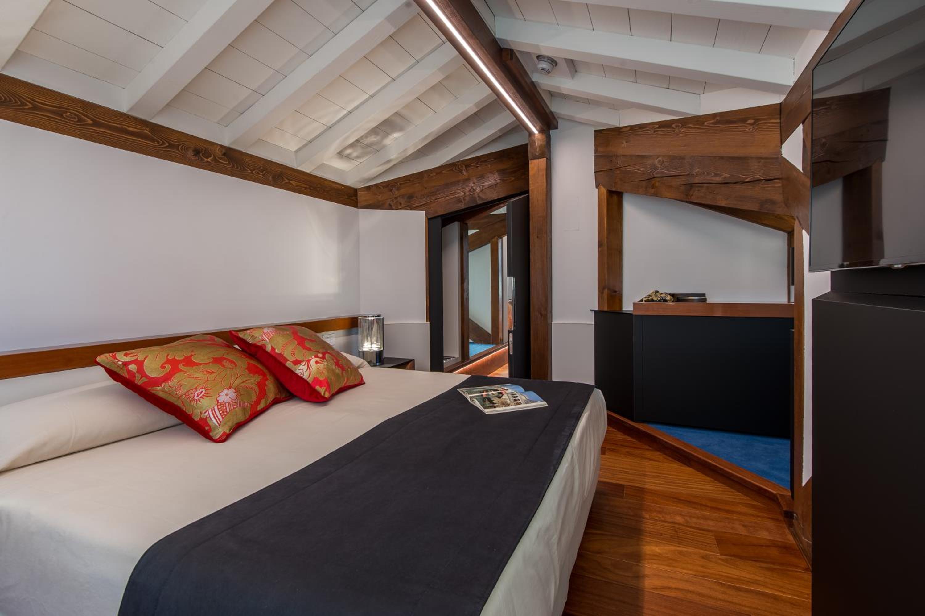 Luxury One-Bedroom Apartment with View  - no smoking