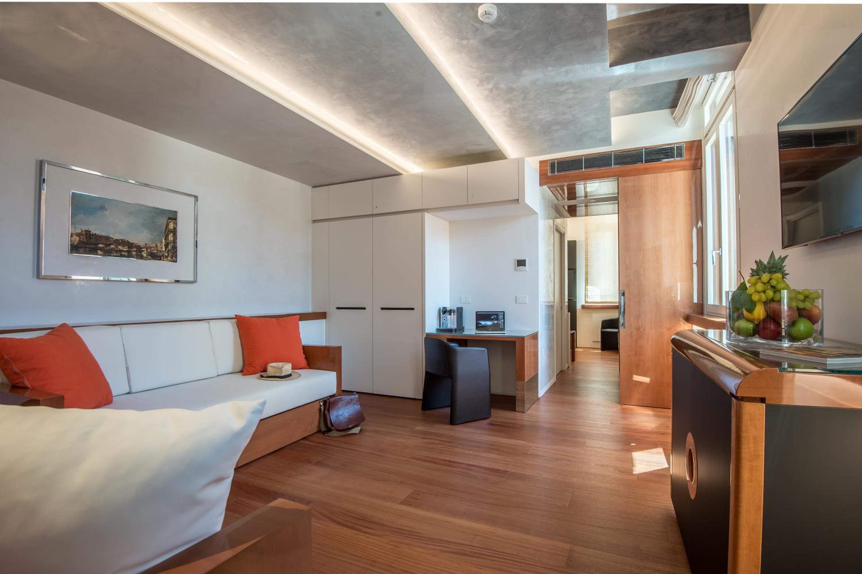 Executive One-Bedroom Apartment  - no smoking thumbnail 6