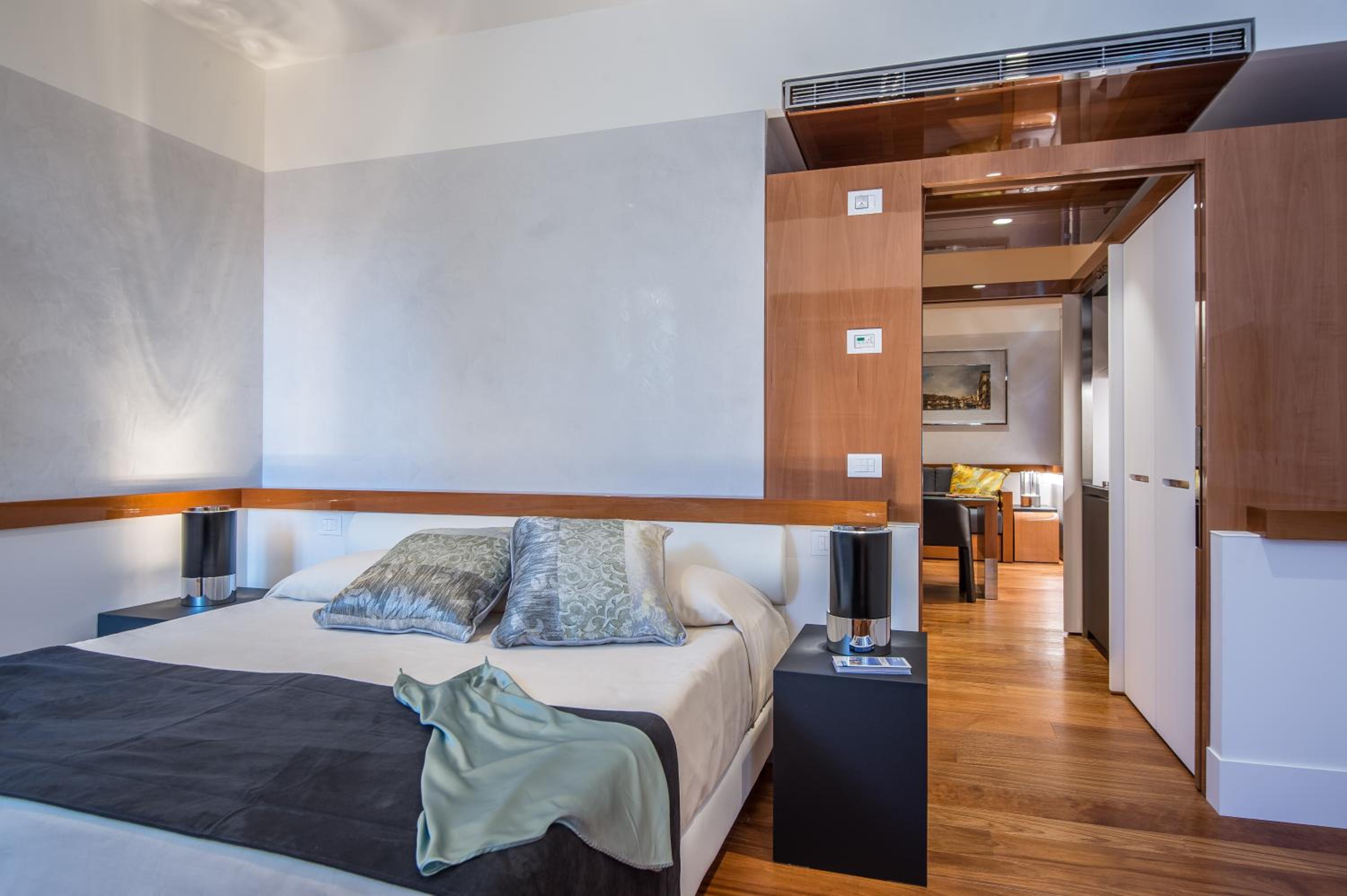 Executive One-Bedroom Apartment  - no smoking thumbnail 5
