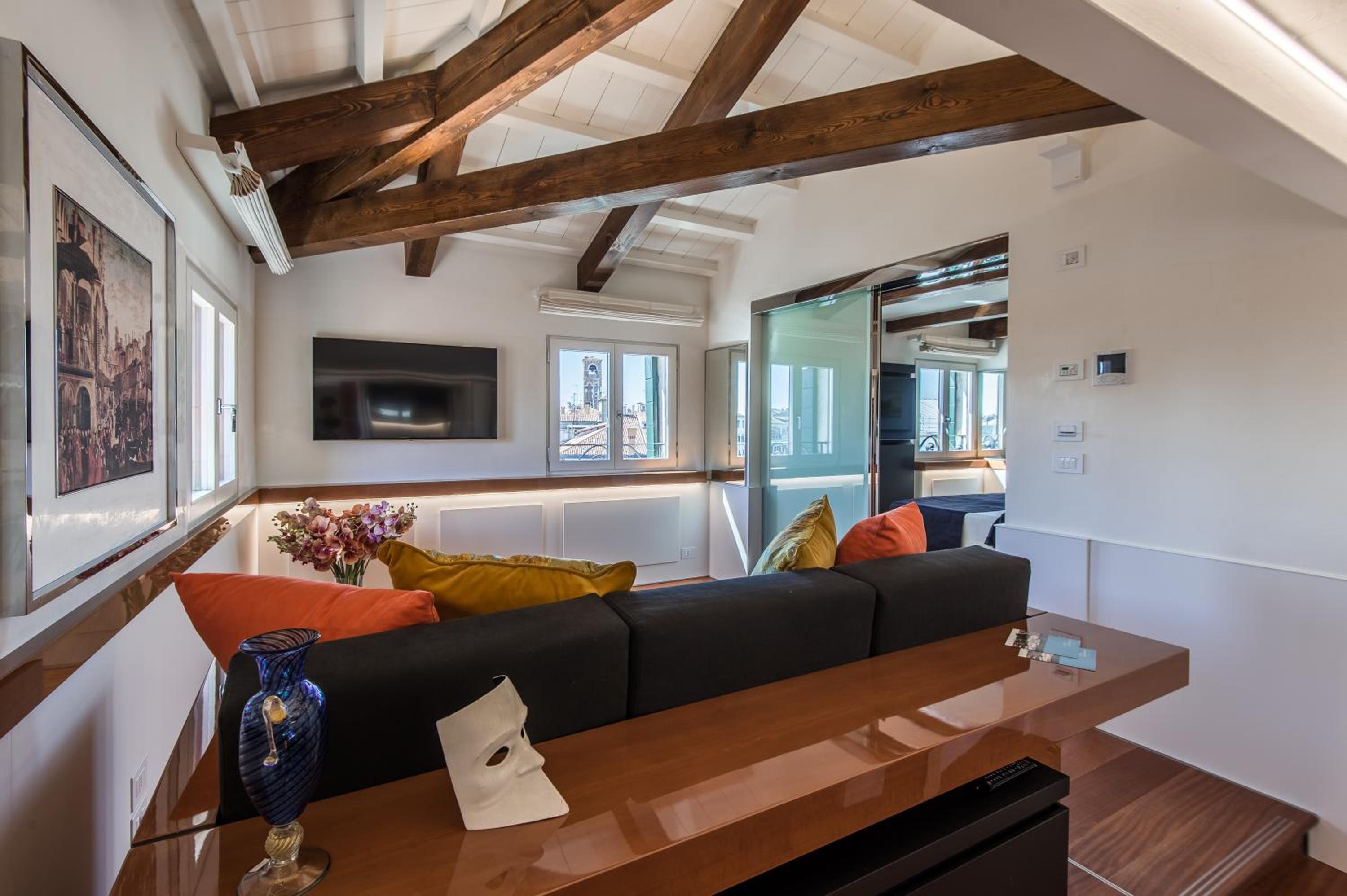 Deluxe One-Bedroom Apartment with View - no smoking