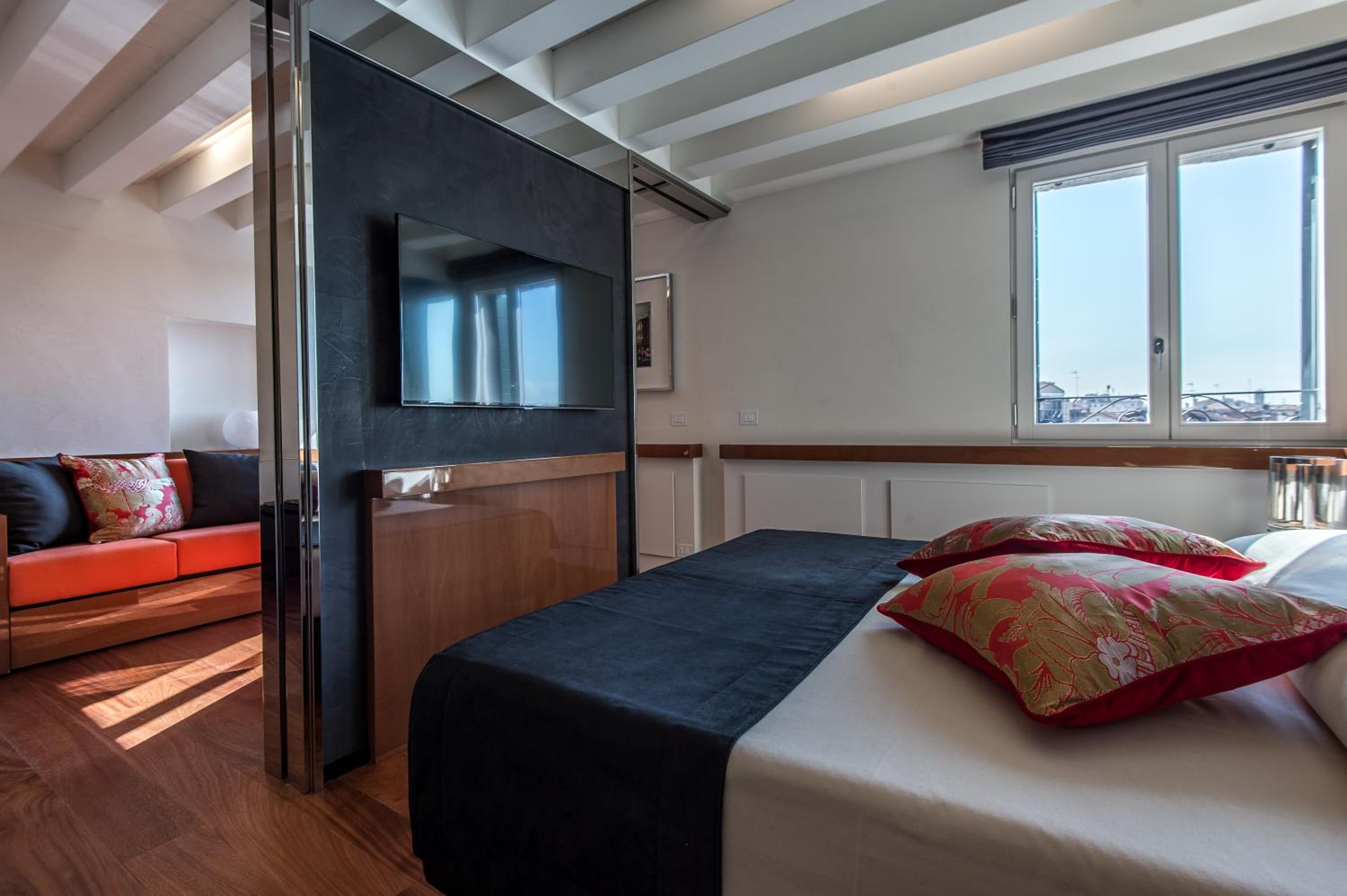 Deluxe One-Bedroom Apartment with View - no smoking