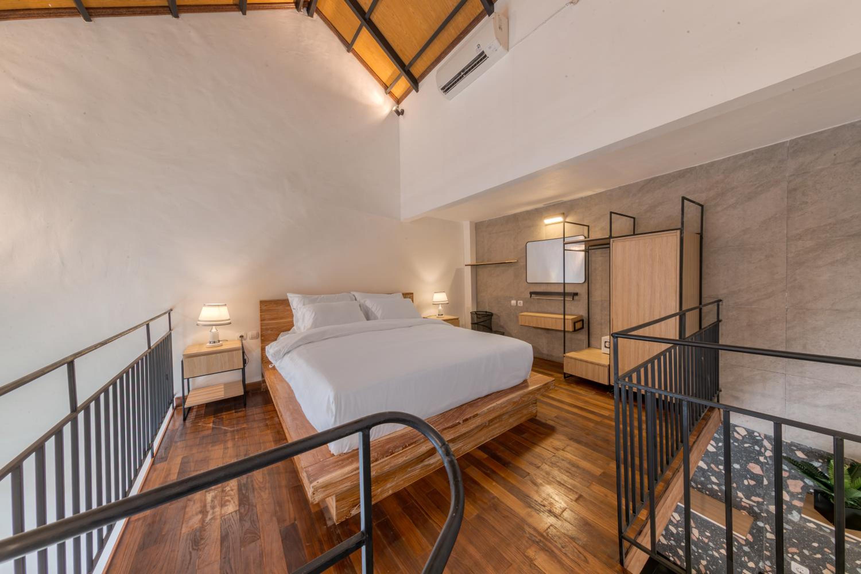 Deluxe Room - Photo 15