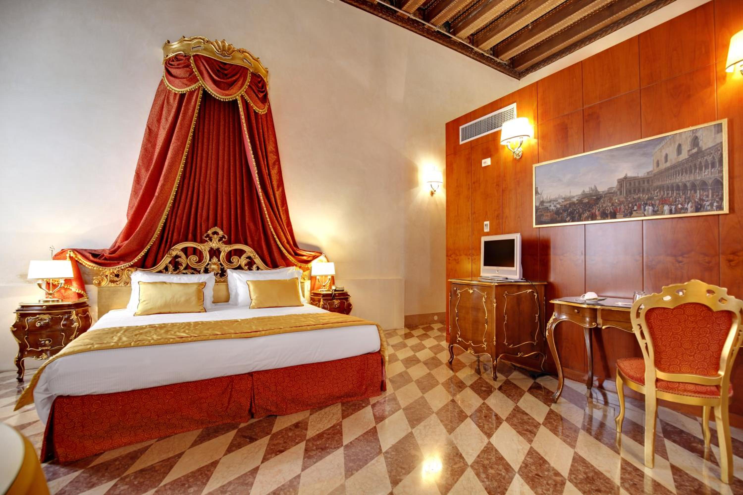 Royal Suite photo 2