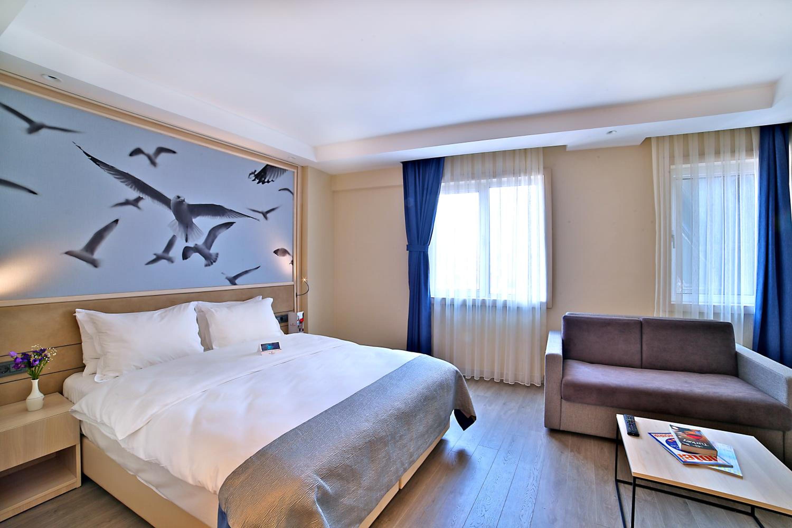 Executive Room, 1 King Bed, Sofa Bed thumbnail 6