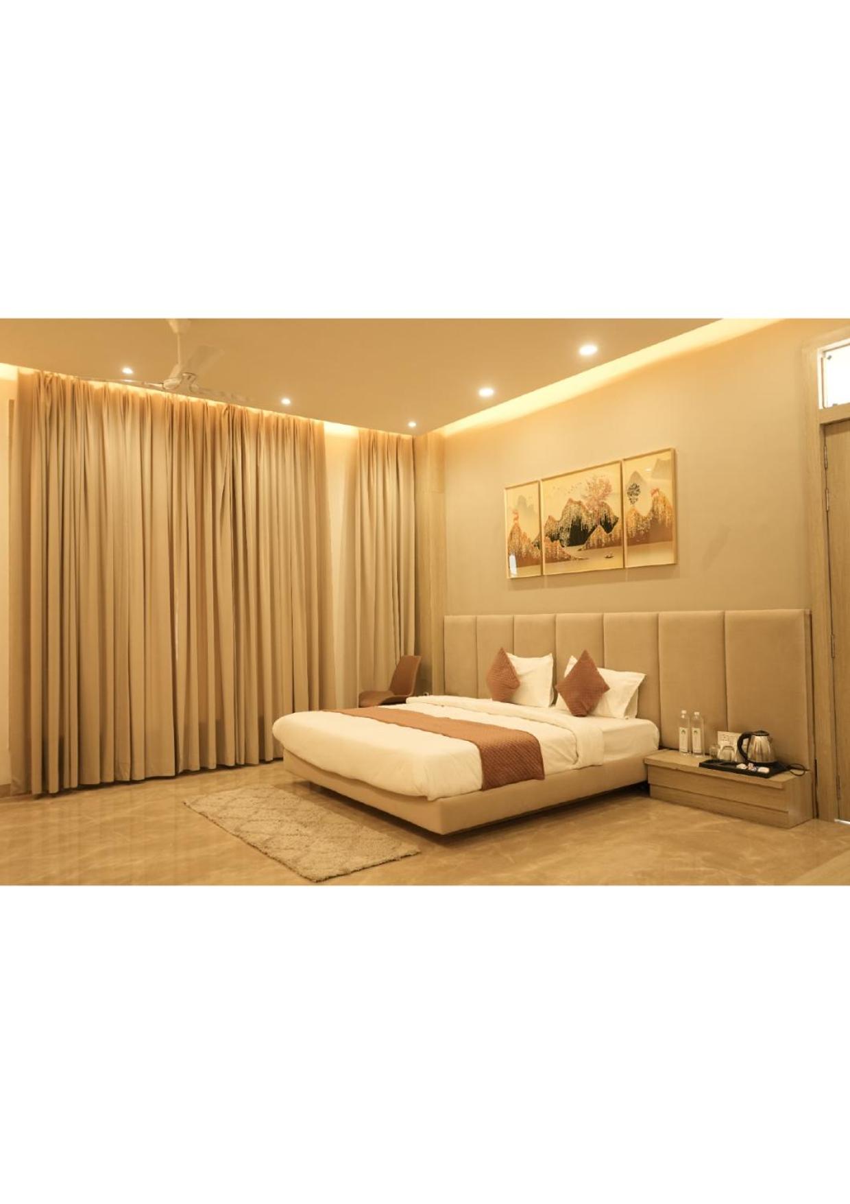 King Suite with Balcony photo 1