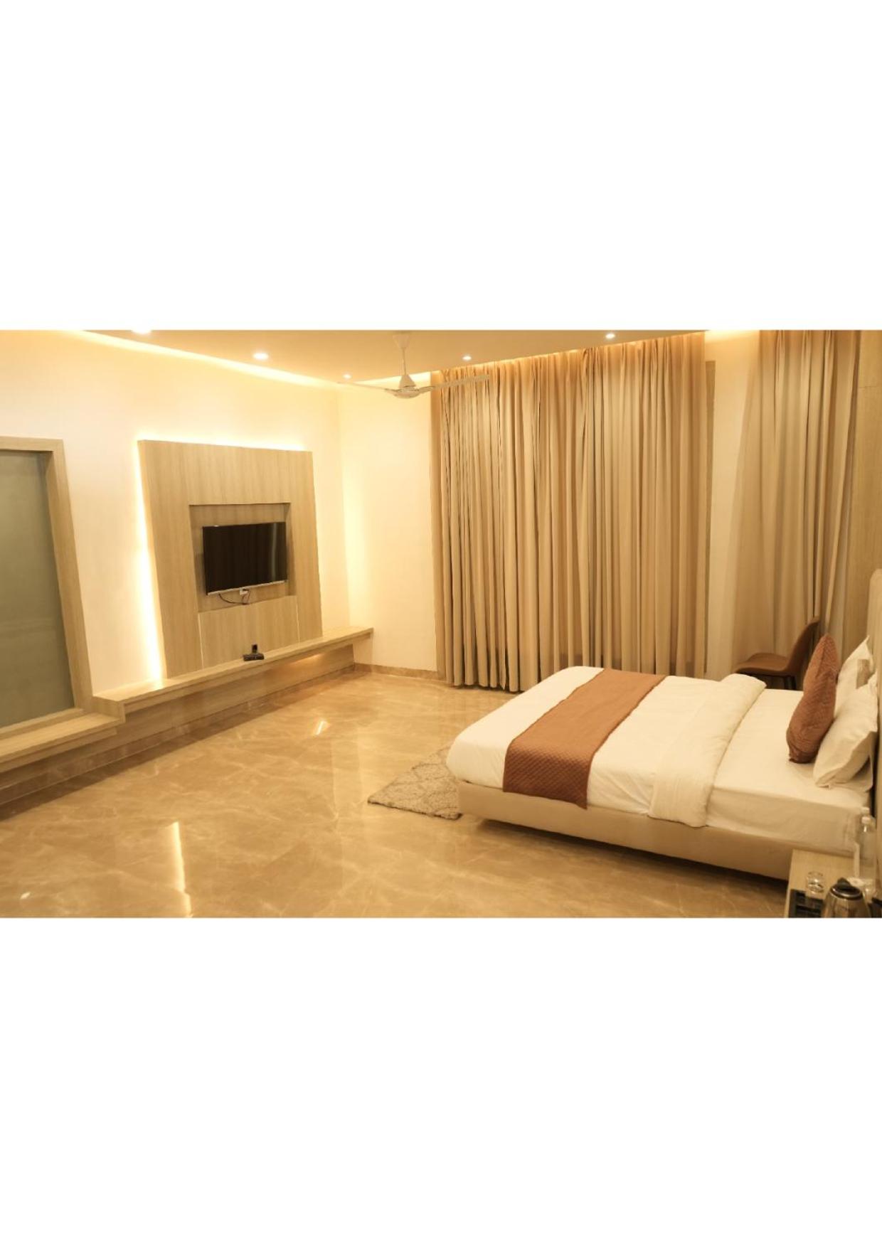 King Suite with Balcony photo 3