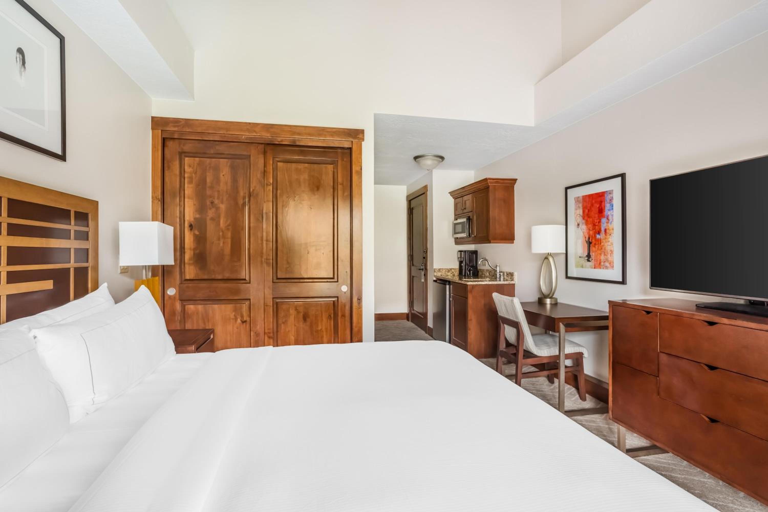 One-Bedroom Suite photo 1