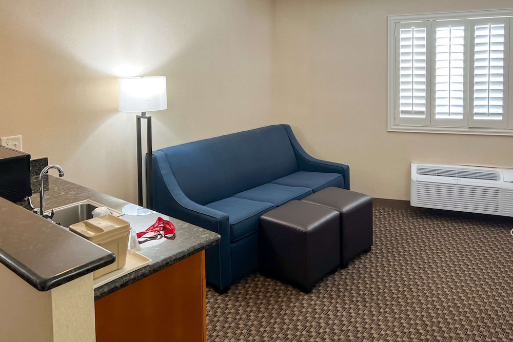 Suite, 1 King Bed, Sofa Bed, Non-Smoking - Photo 5