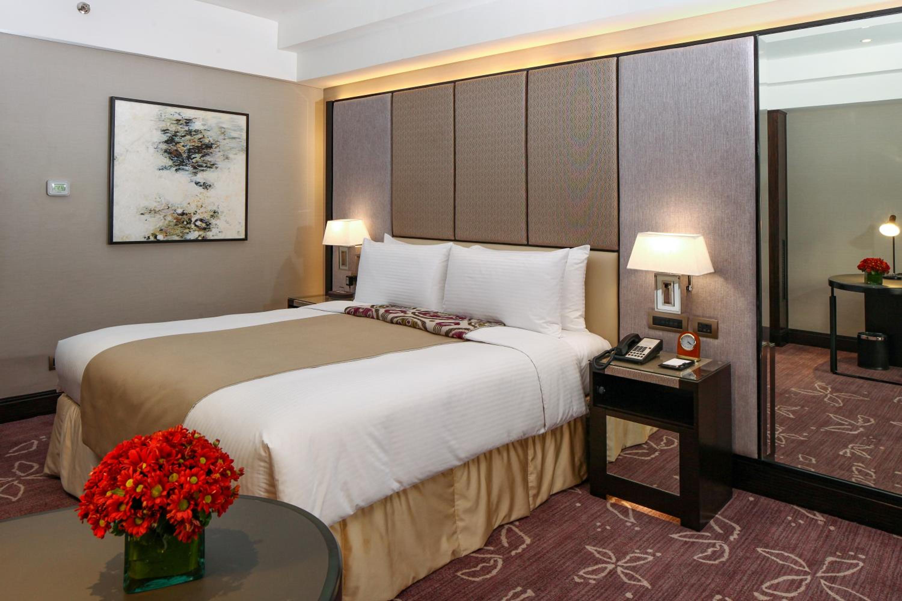 Premier King Room Nonsmoking - Photo 2