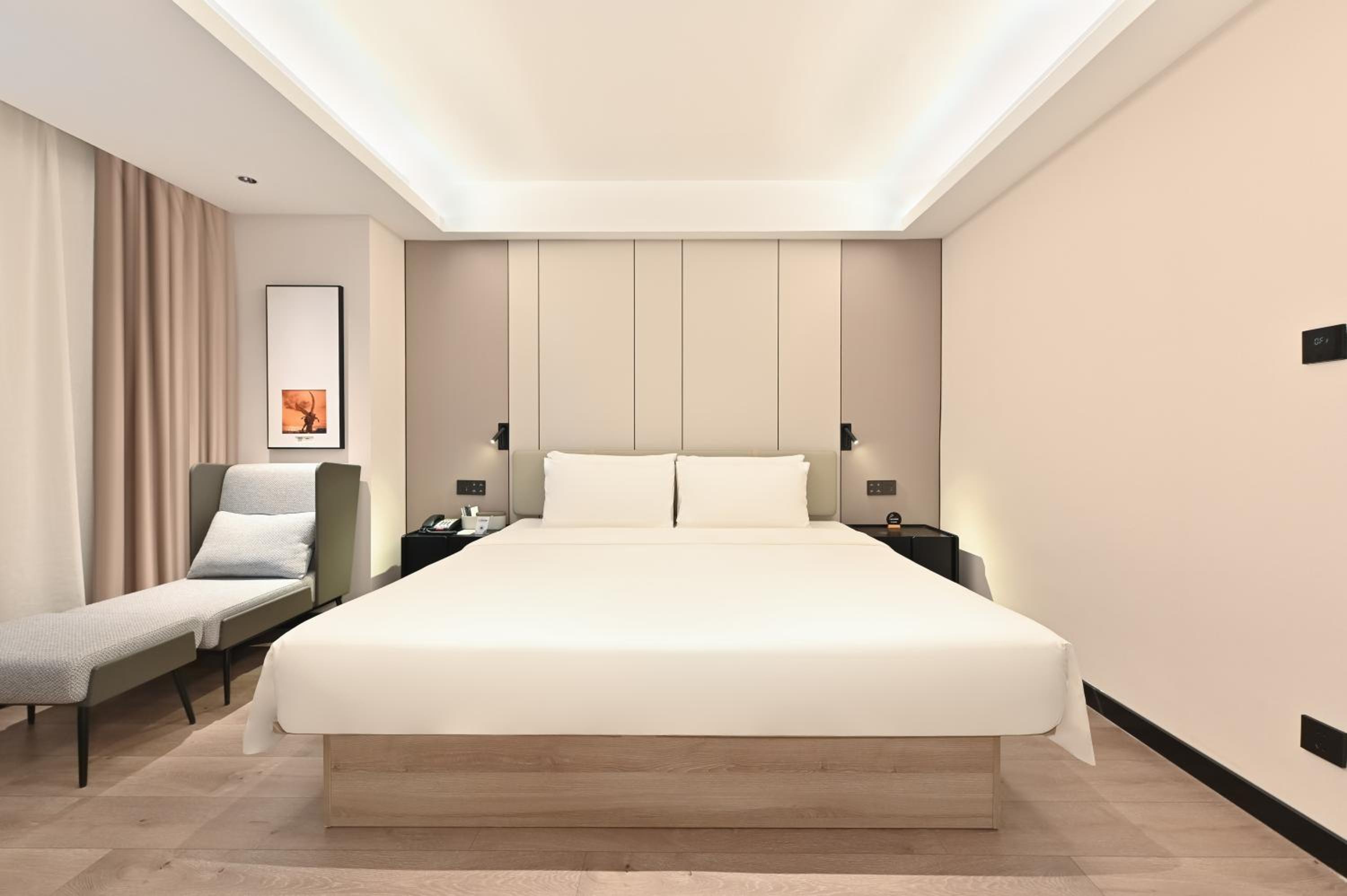 Elegant Double Room with Inner Window photo 3