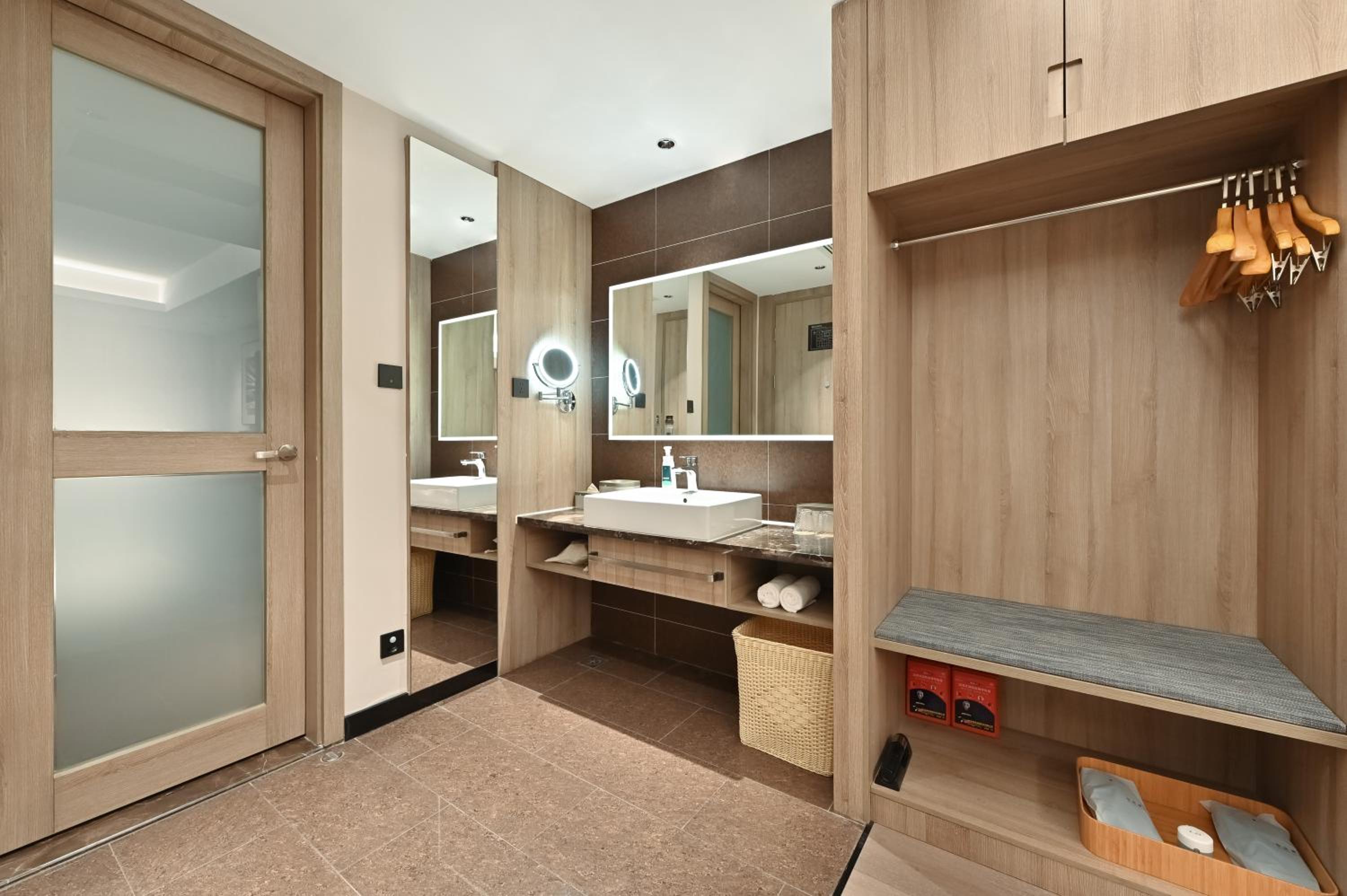 Elegant Double Room with Inner Window photo 2