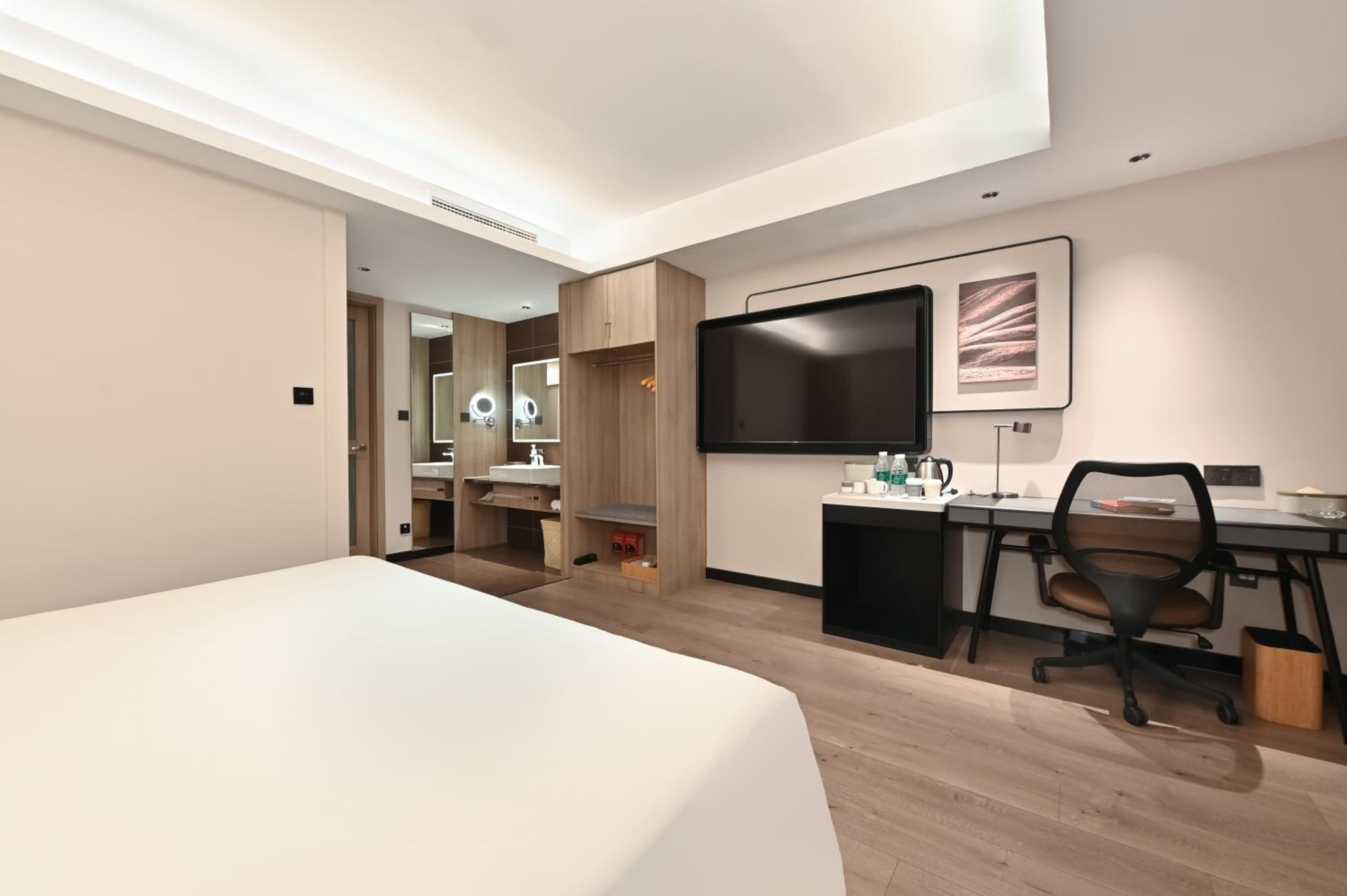 Elegant Double Room with Inner Window photo 1