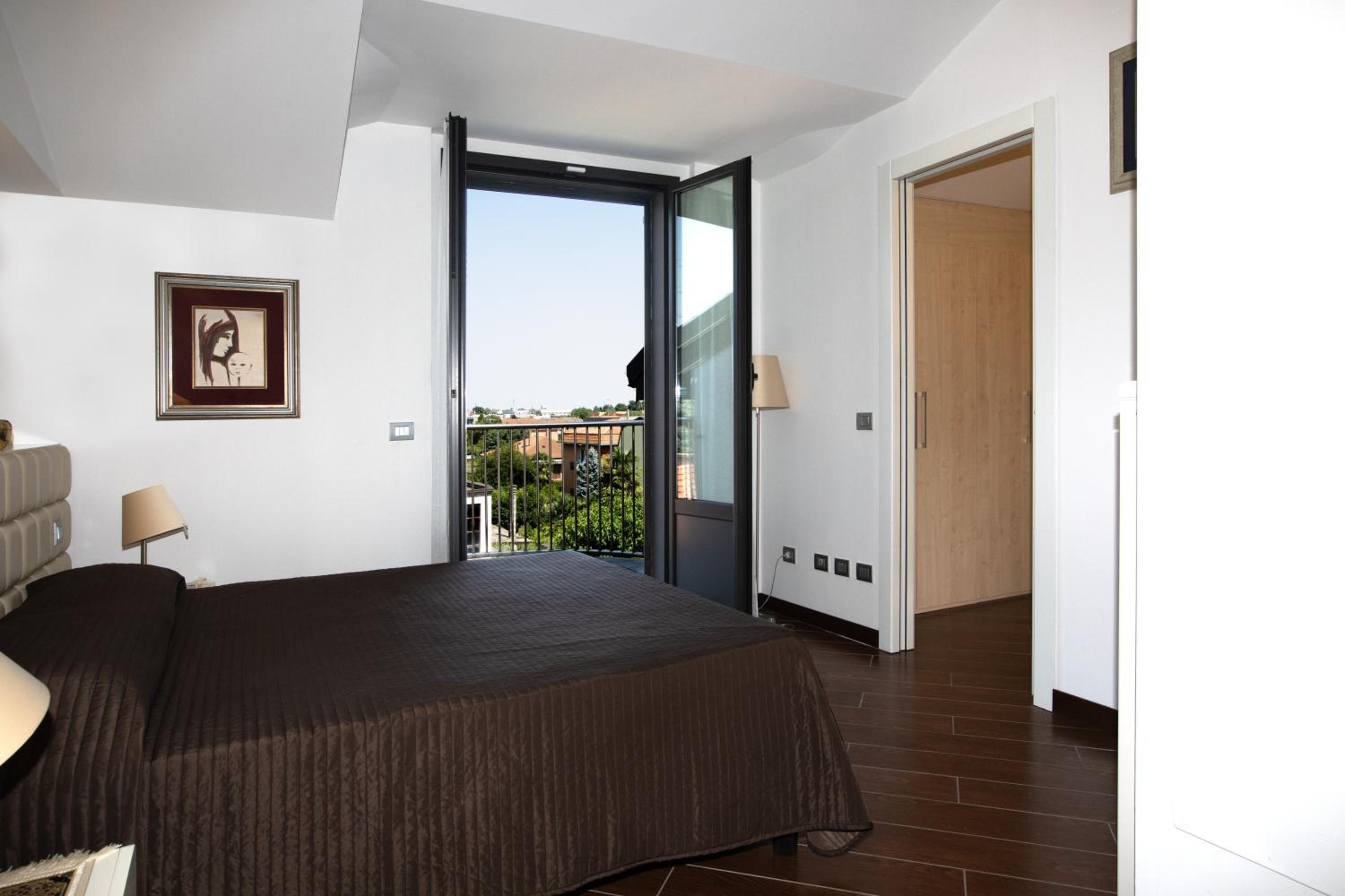Two-Bedroom Suite Apartment with Terrace and Hot Tub photo 3