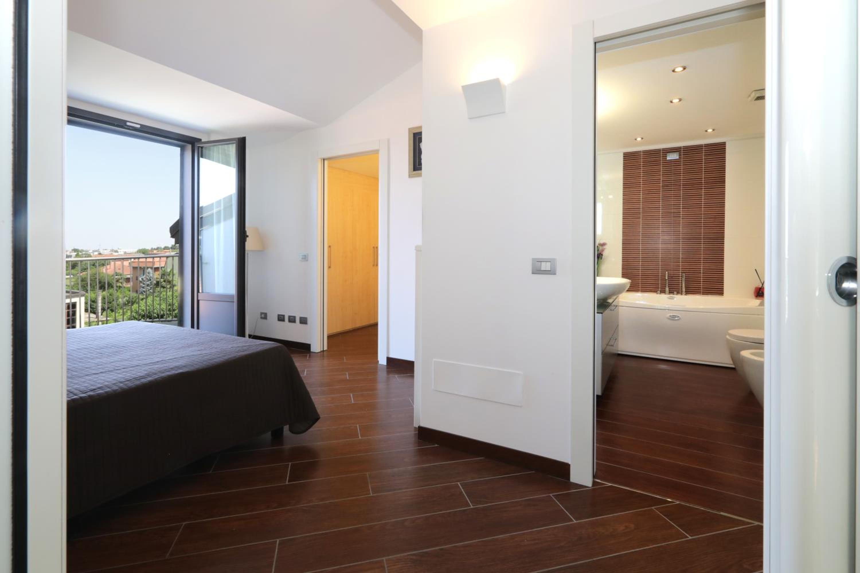 Two-Bedroom Suite Apartment with Terrace and Hot Tub photo 2