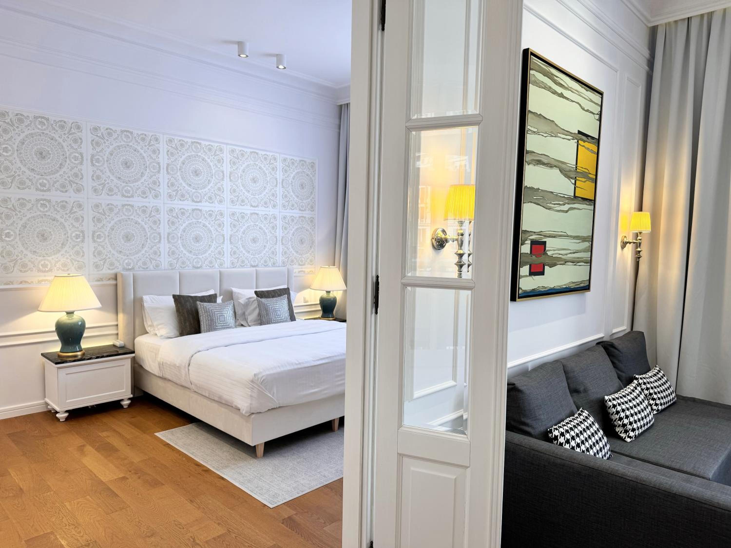 VOTRE Suite, 1 Bedroom, Royal Route view, Królewska 2 street (62 m2)