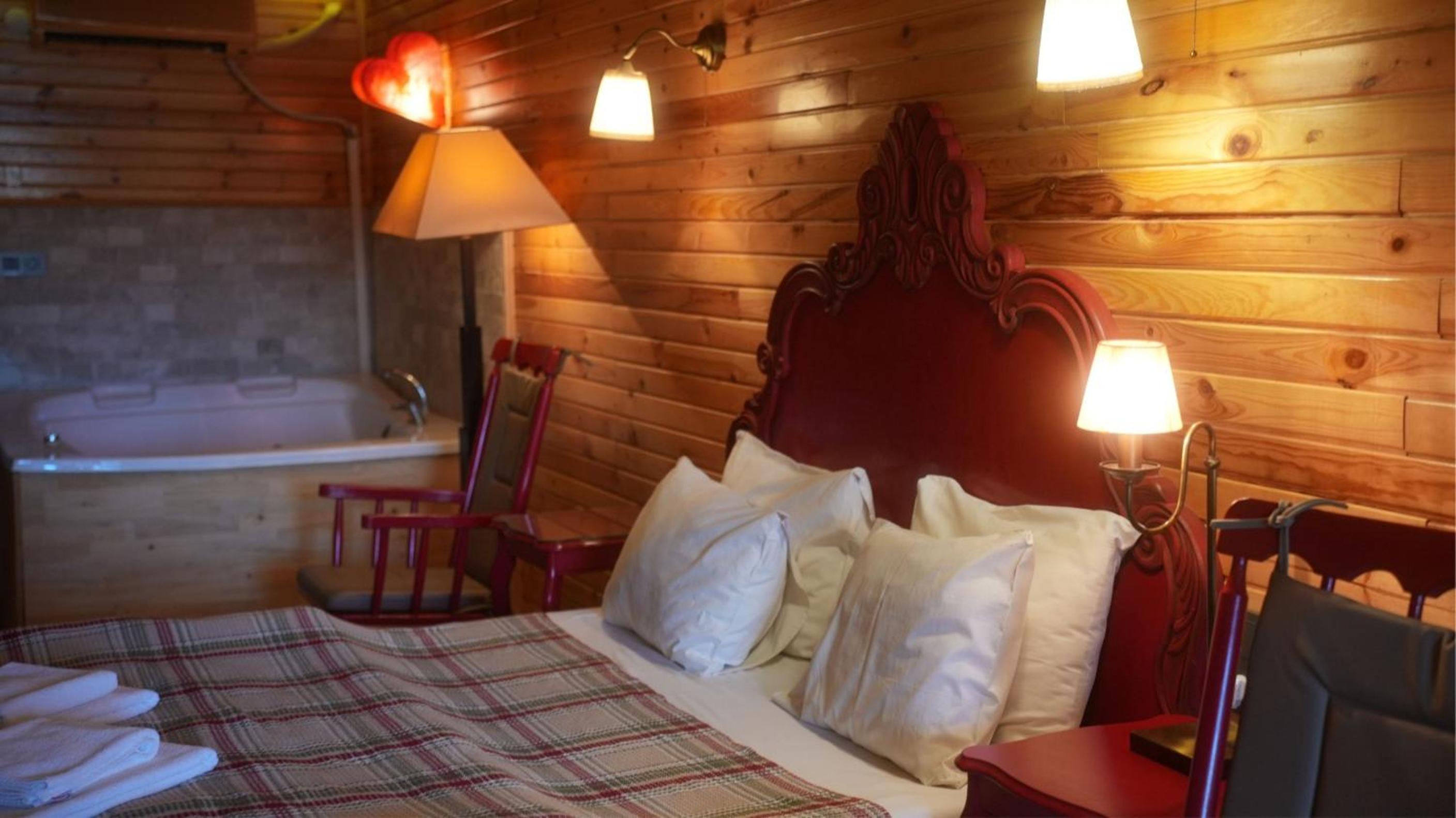 Double Room with Spa Bath photo 3