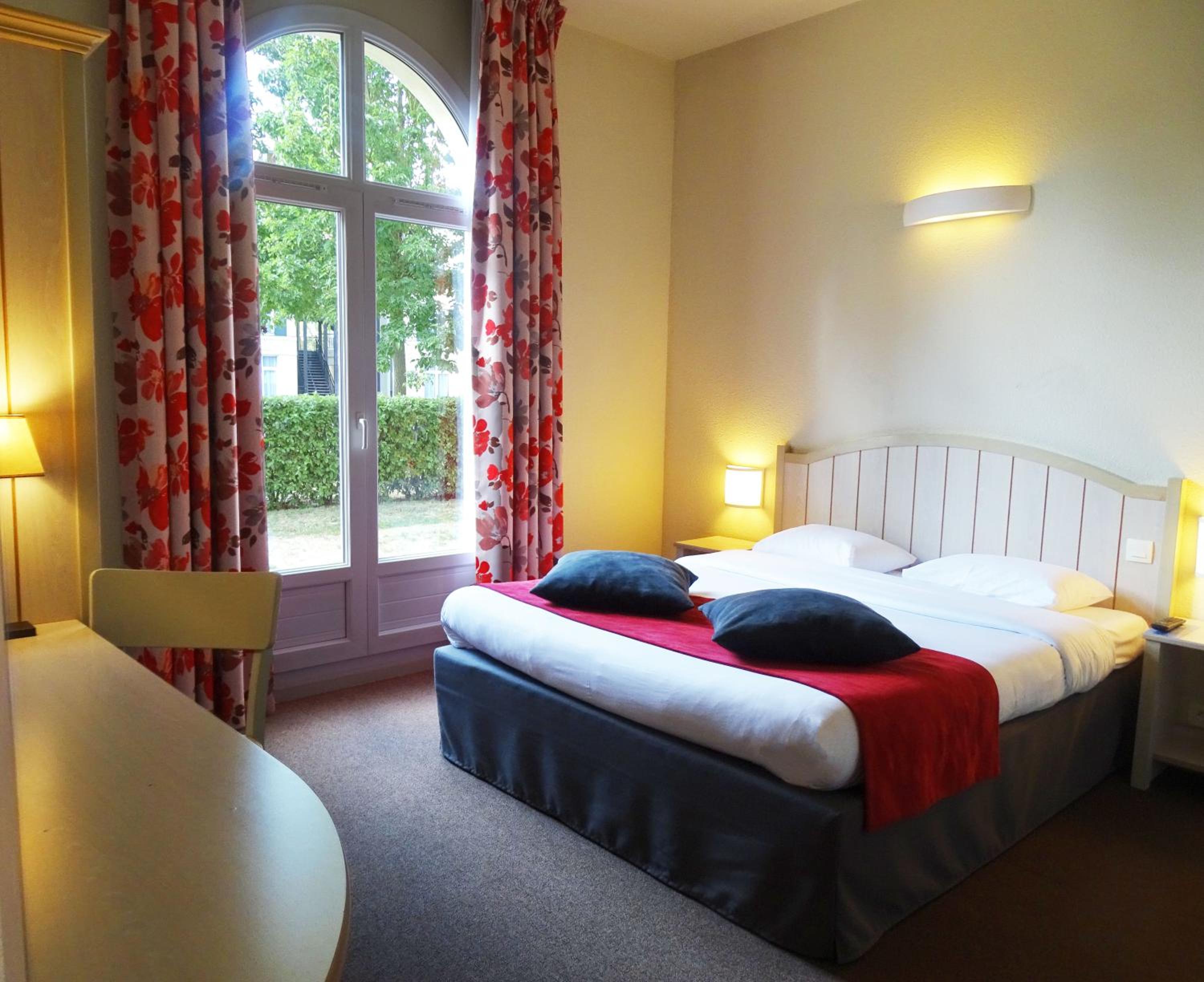 Standard Queen Room with One Sofa Bed - Photo 2
