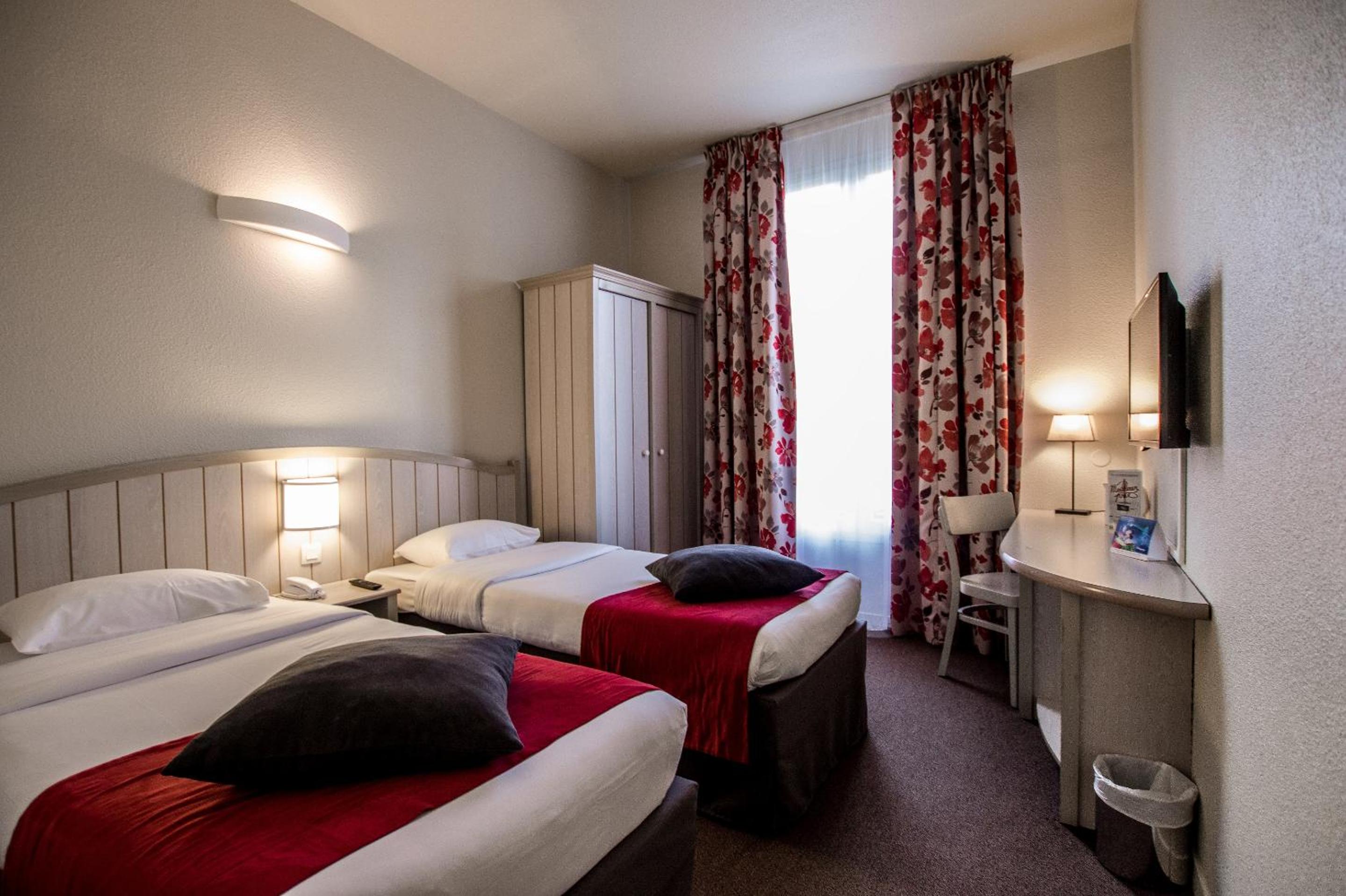 Standard Twin Room with One Sofa Bed photo 3