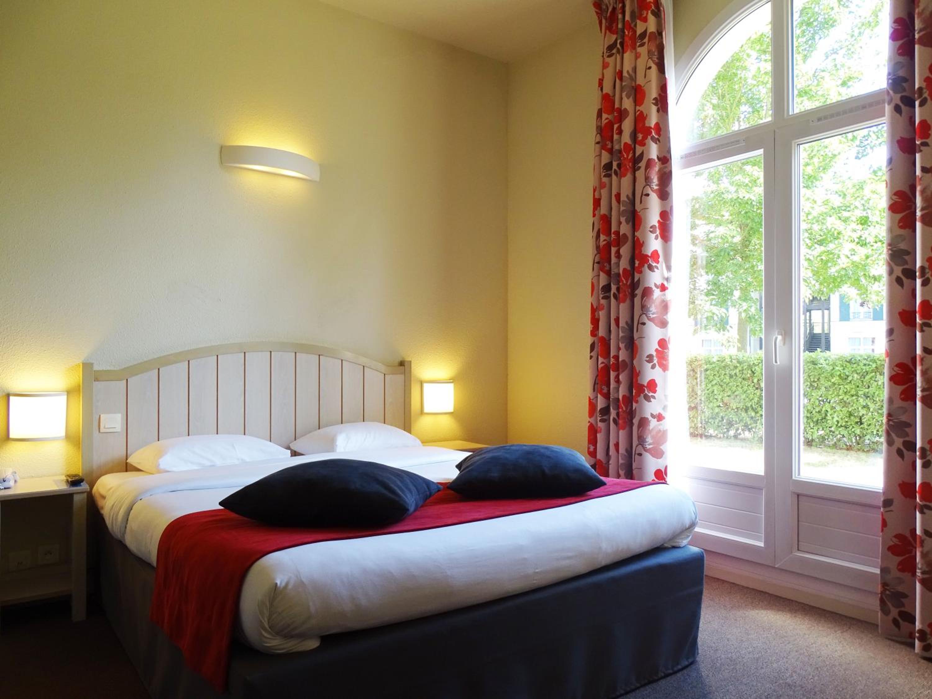 Standard Queen Room with One Sofa Bed - Photo 3