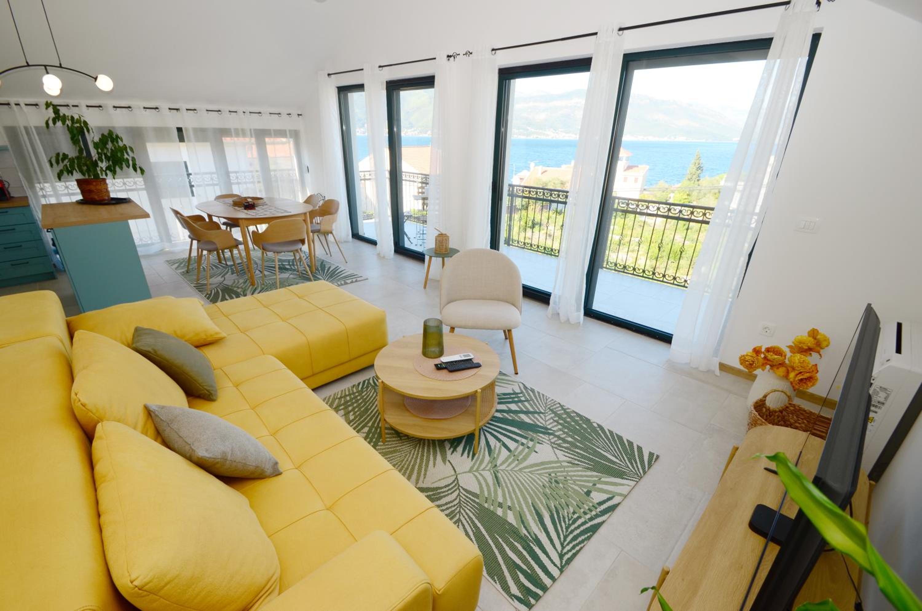 Two-Bedroom Apartment with Balcony and Sea View photo 2