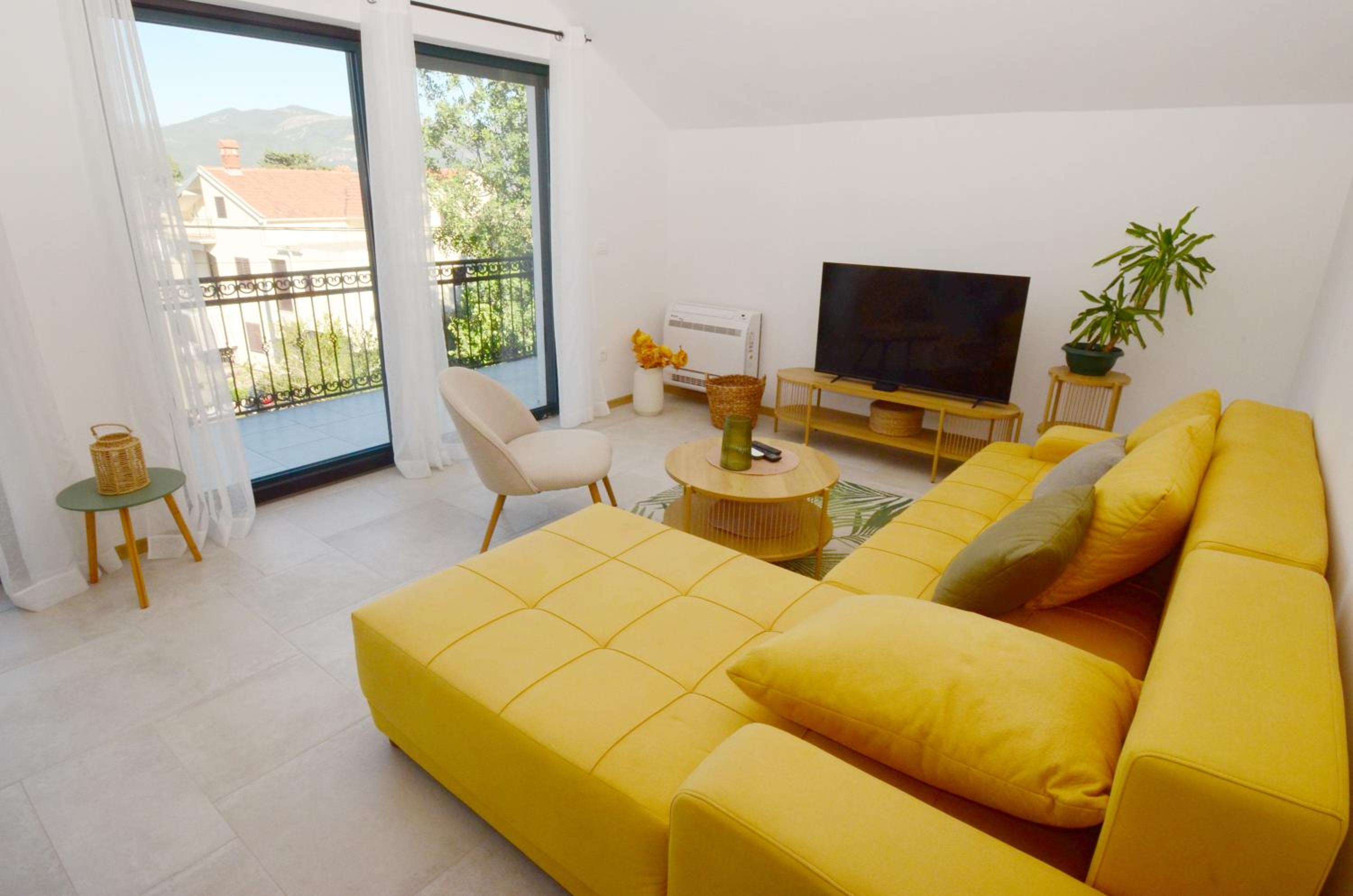 Two-Bedroom Apartment with Balcony and Sea View photo 3