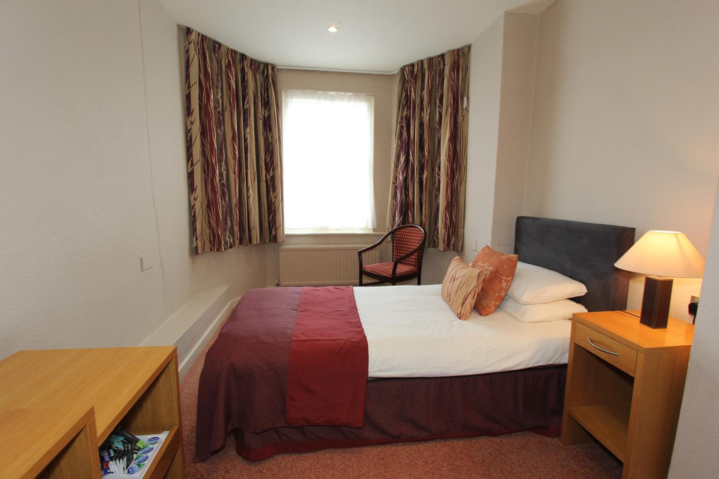 Single Room with Private Bathroom photo 2
