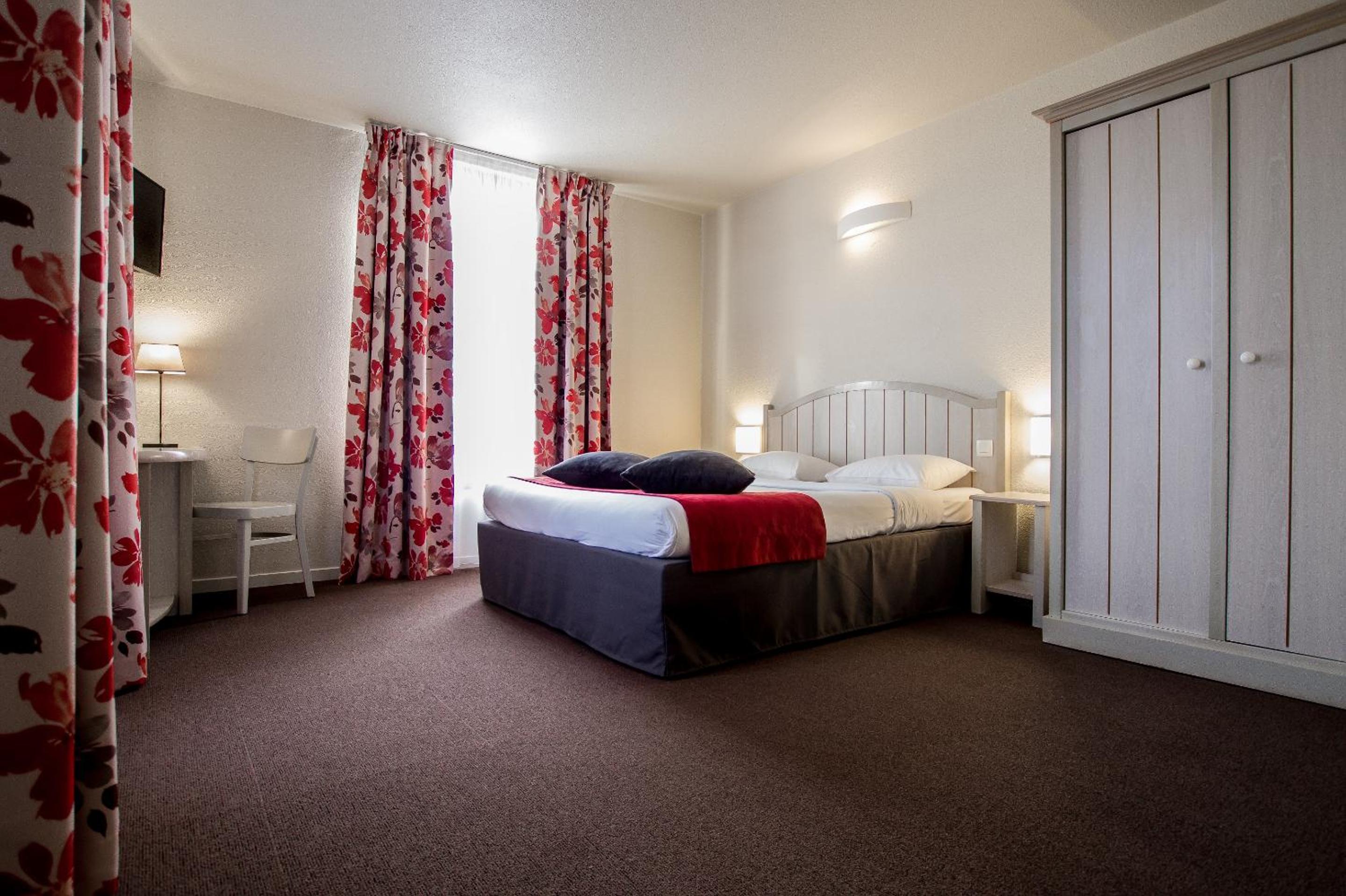 Standard Queen Room with One Sofa Bed - Photo 4