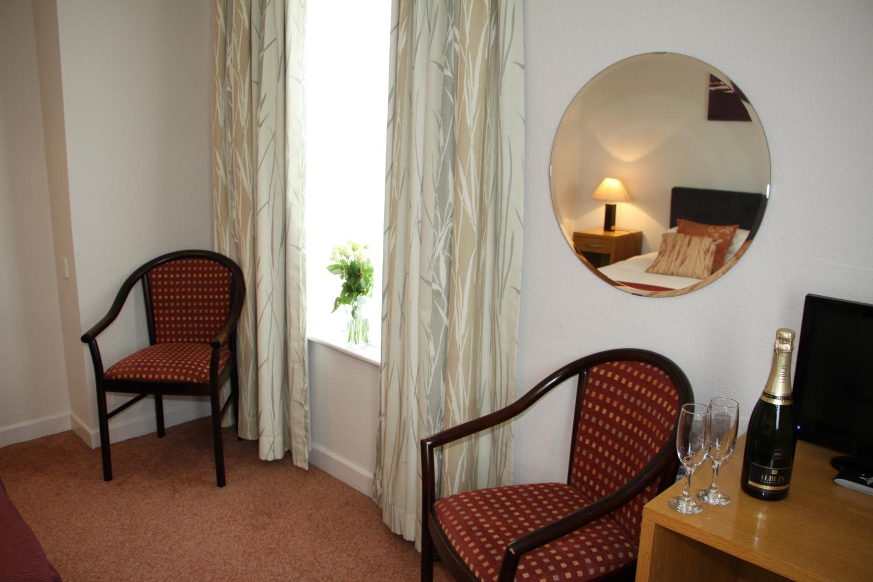 Double or Twin Room with Private Bathroom photo 3