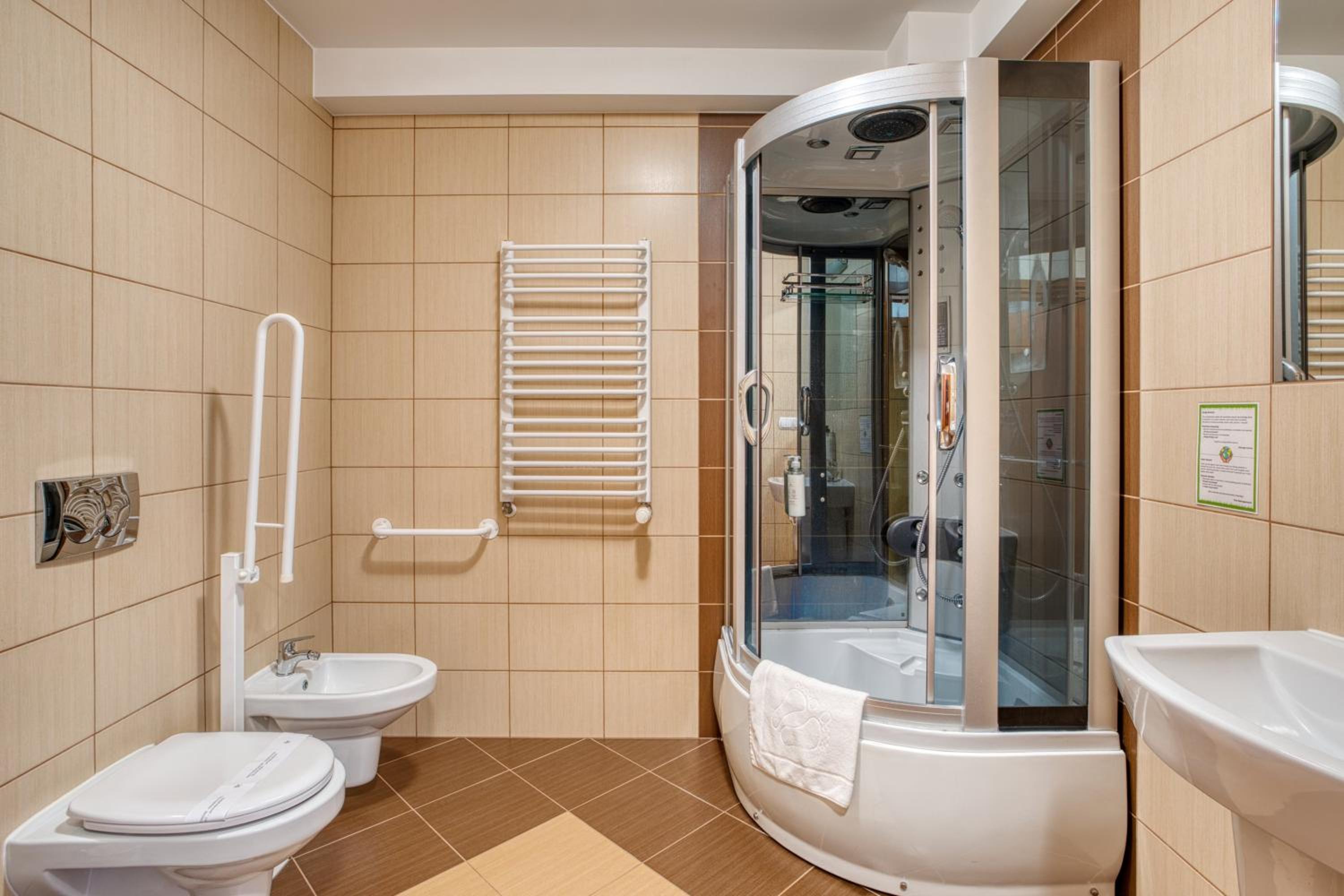 Premium Twin Room - Photo 8