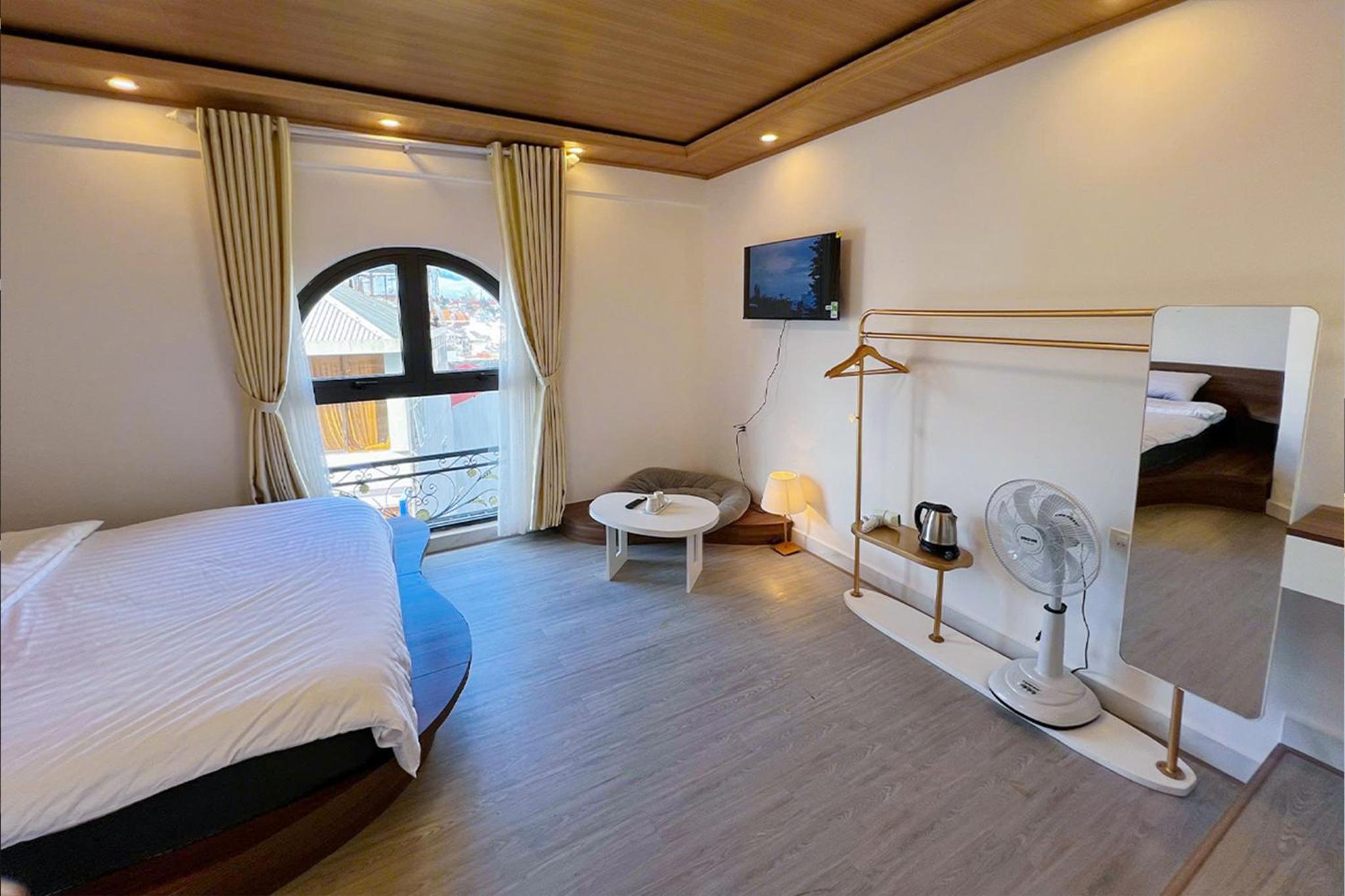 Deluxe King Suite photo 1