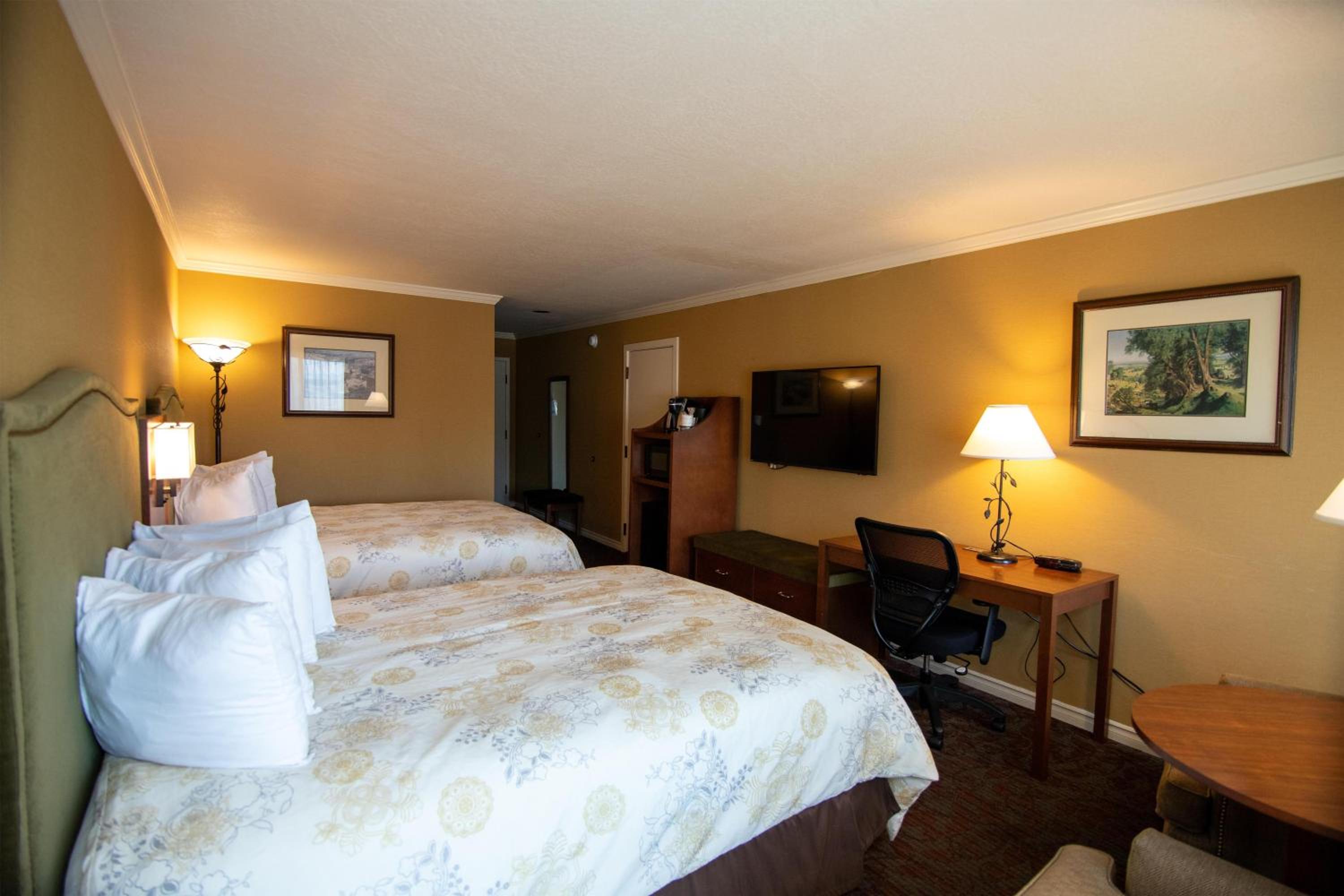 Queen Room with Two Queen Beds and Balcony - Mobility Access with Walk-In Shower