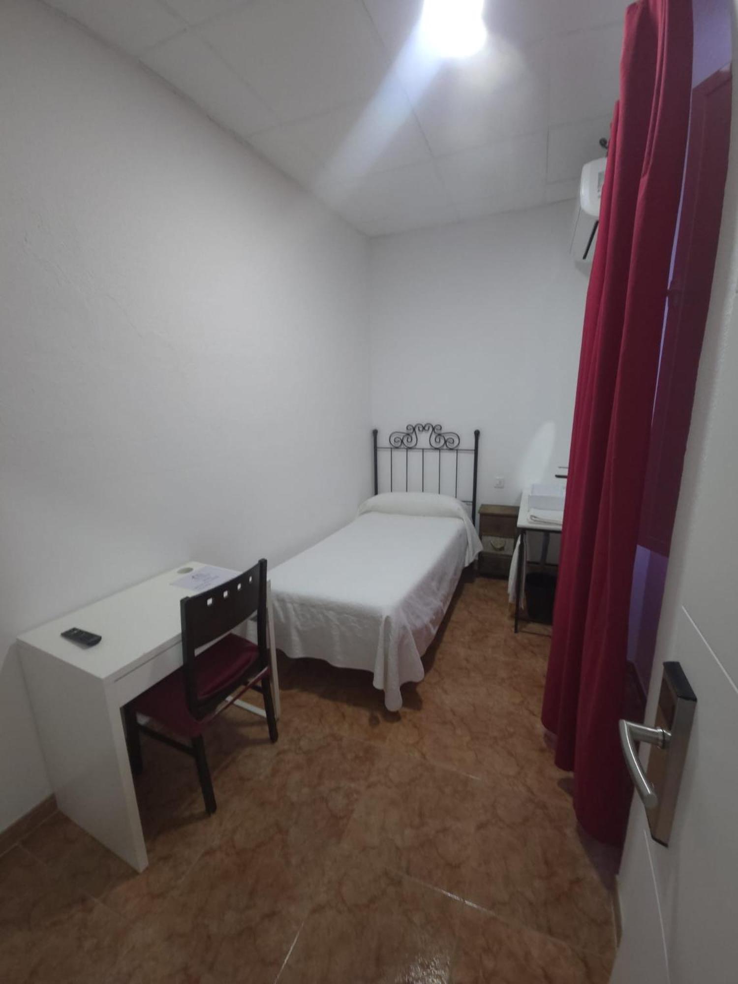Single Room with Shared Bathroom