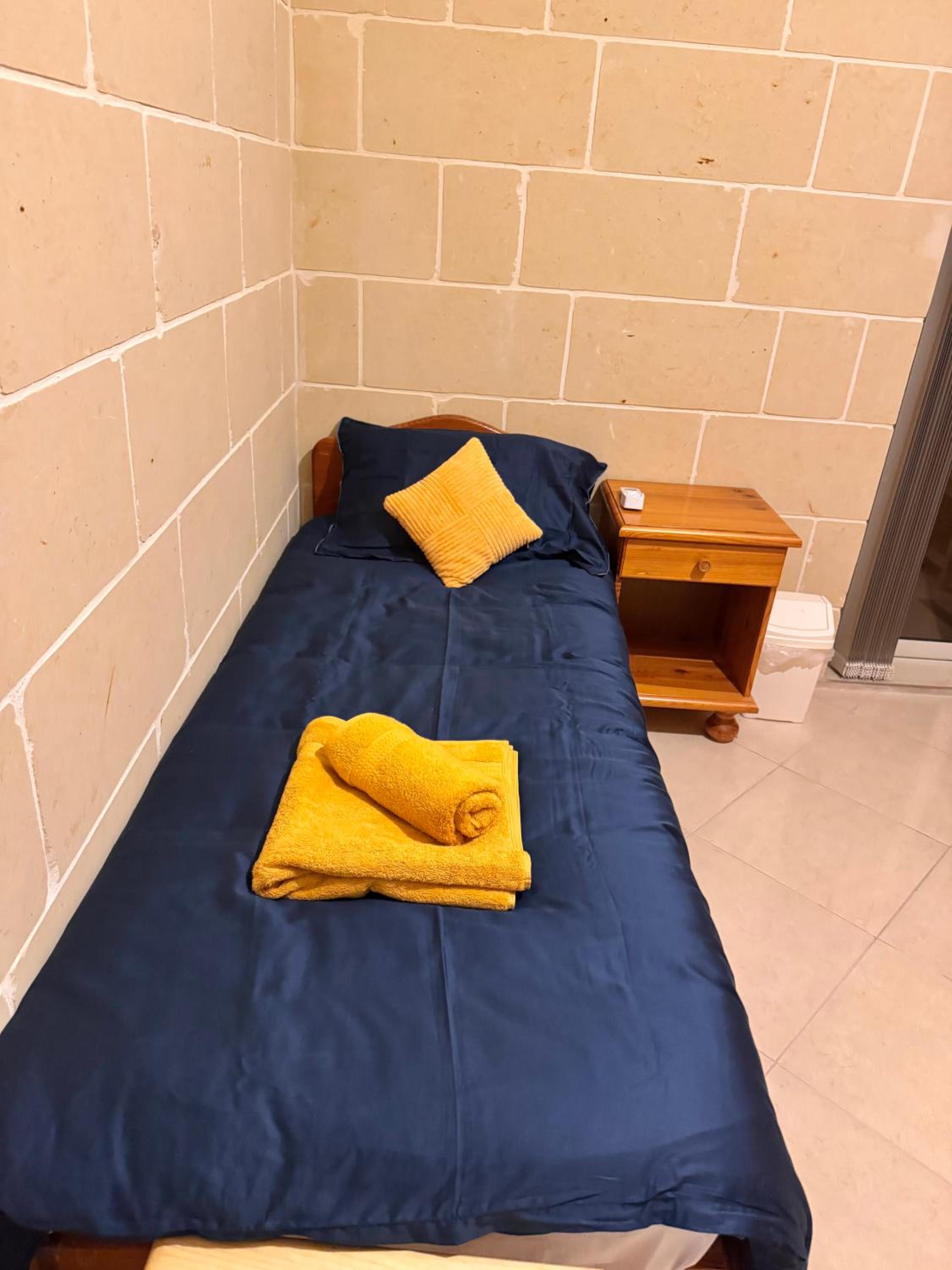 Twin Room with Bathroom photo 2