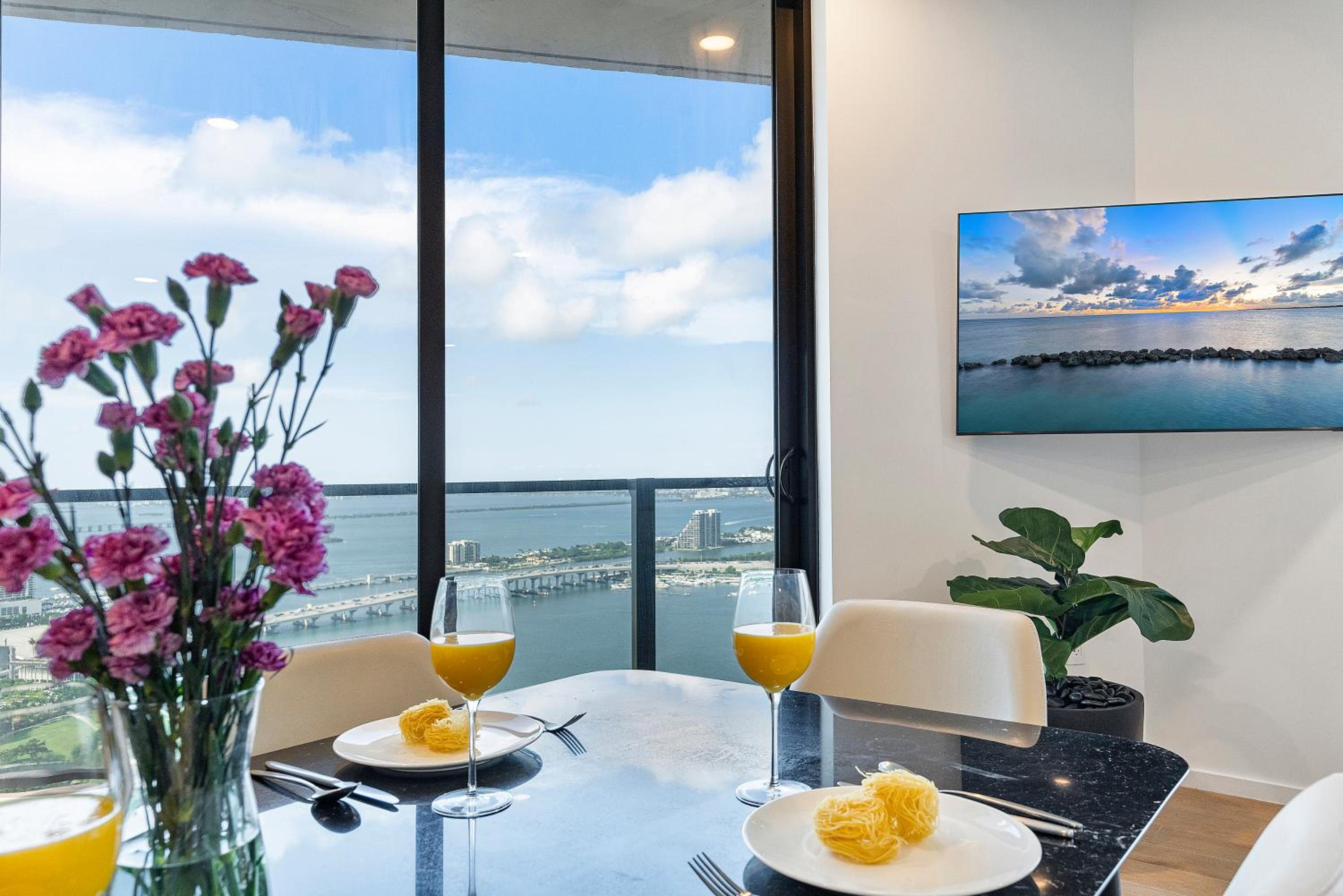 Two-Bedroom Apartment with Balcony and Sea View photo 3