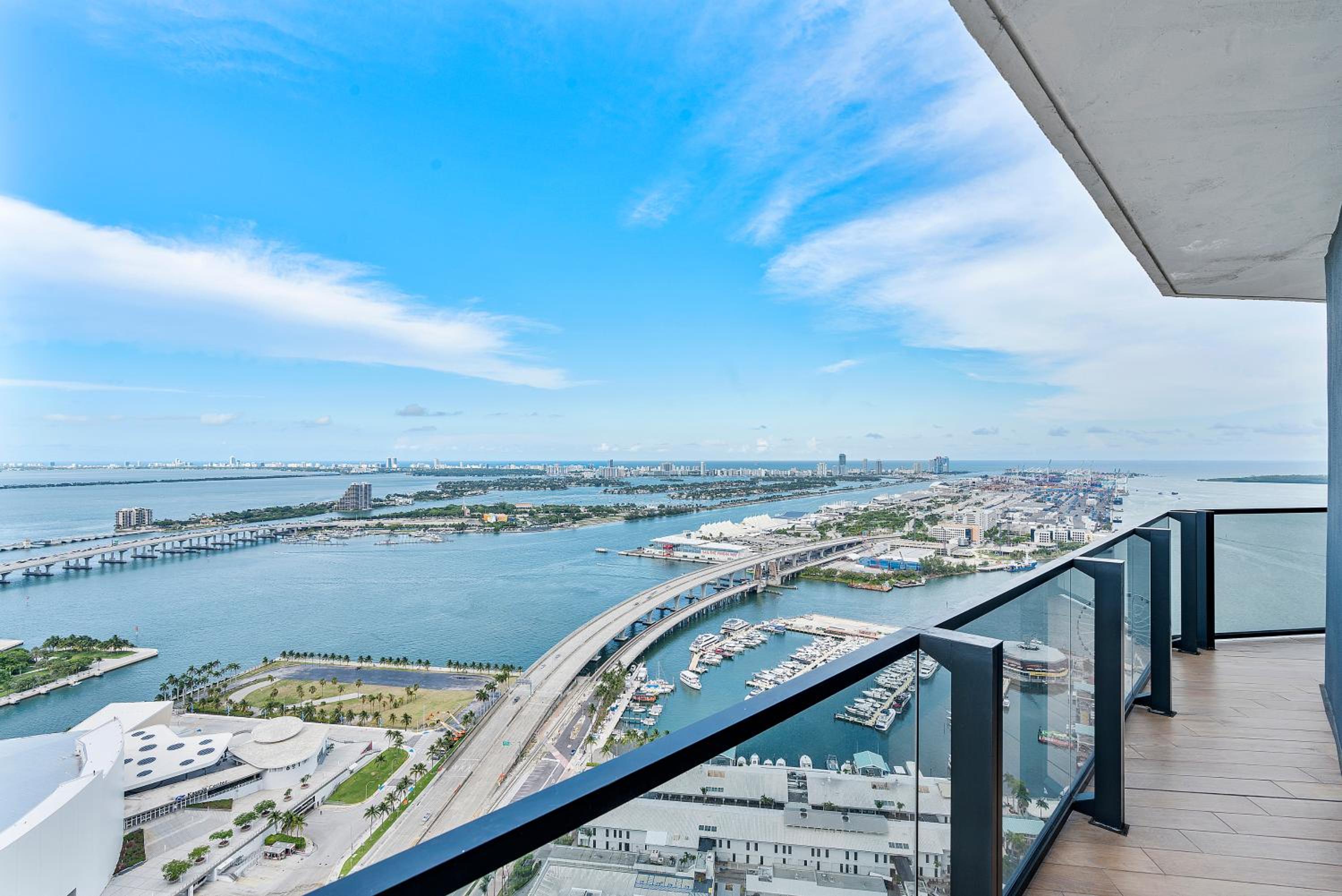 Two-Bedroom Apartment with Balcony and Sea View photo 2