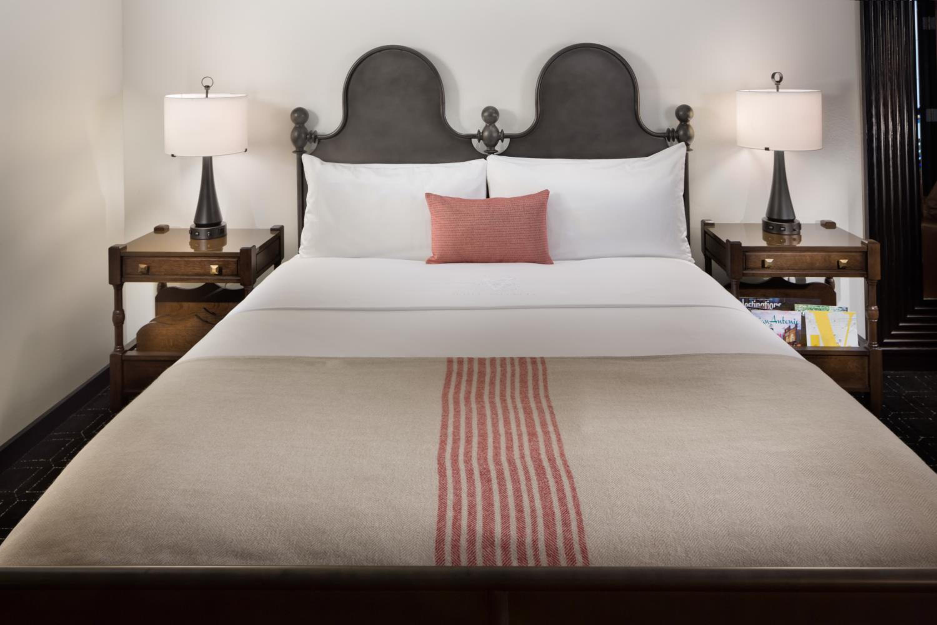 Deluxe King Room - Photo 1