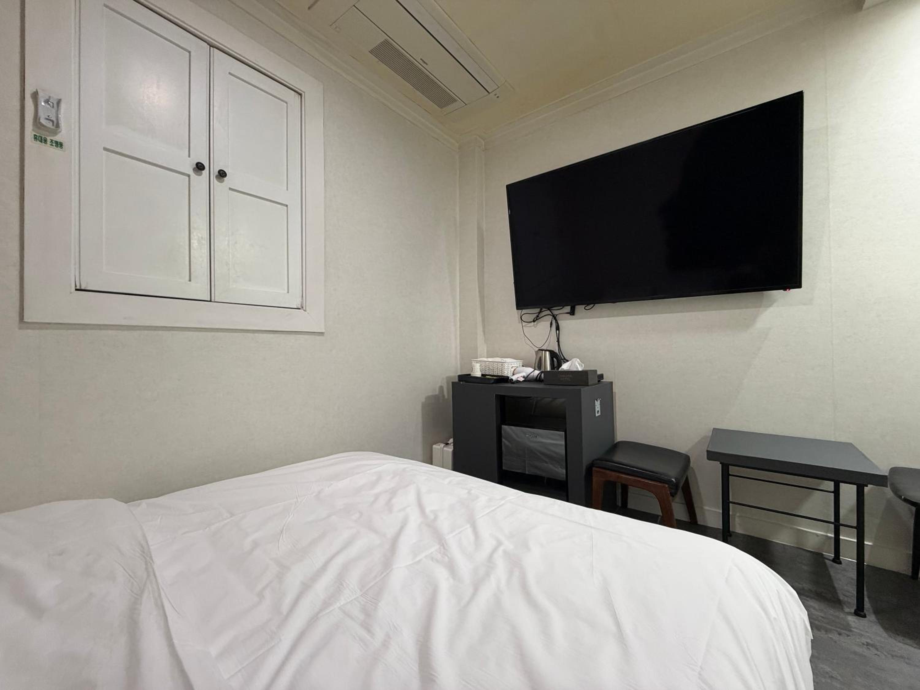 Small Double Room - Photo 4