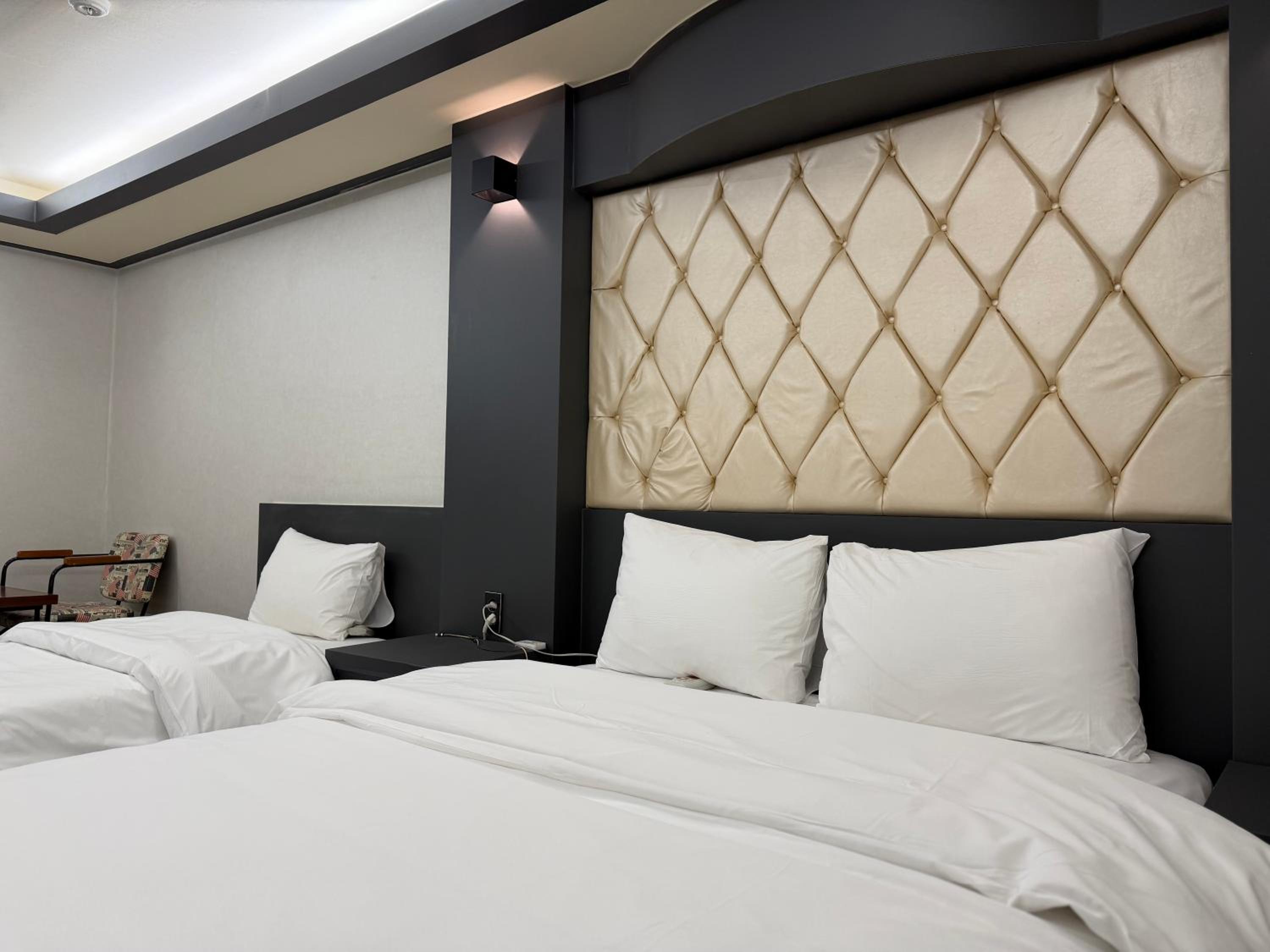 Standard Twin Room - Photo 1