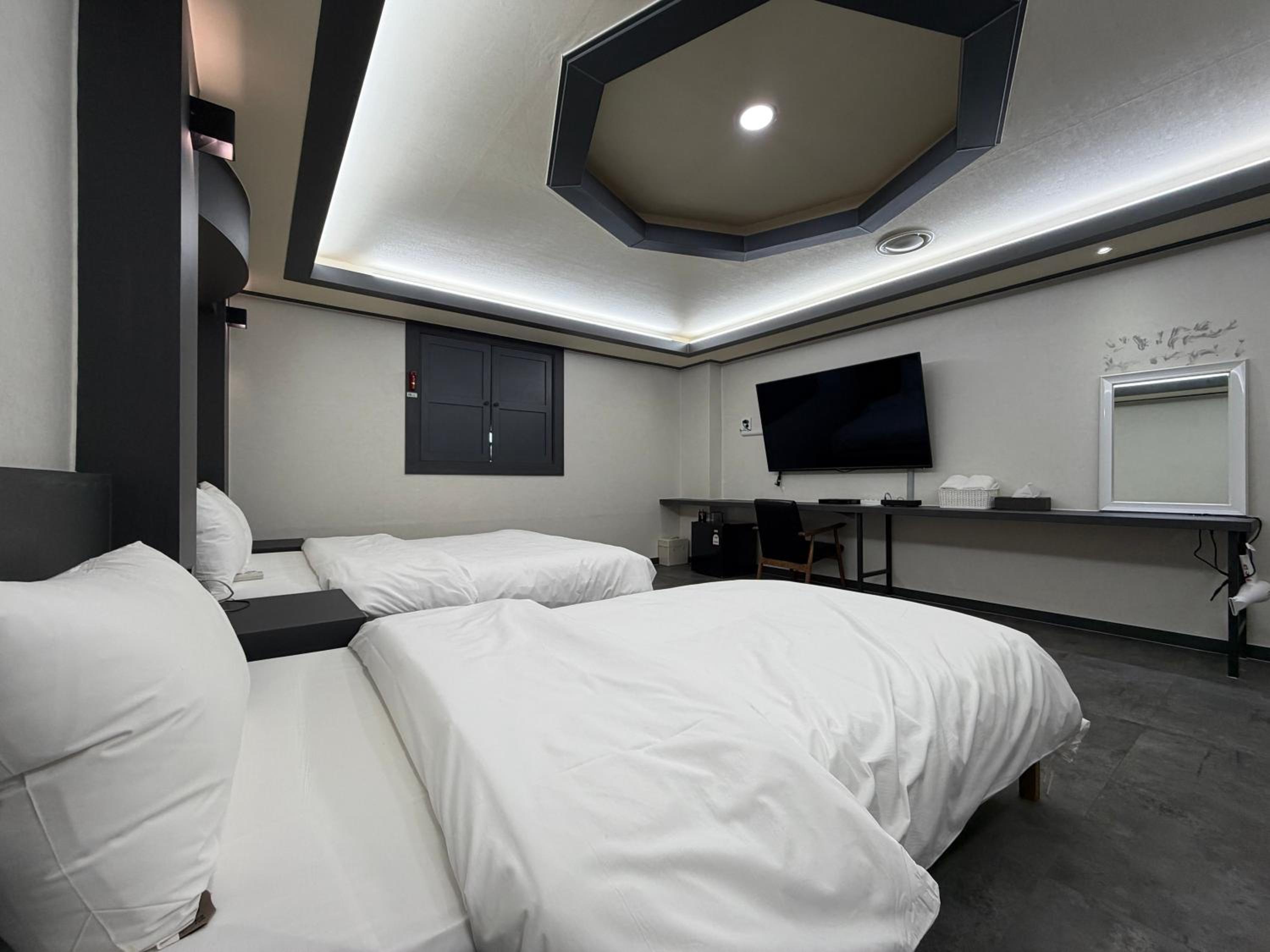 Standard Twin Room - Photo 2